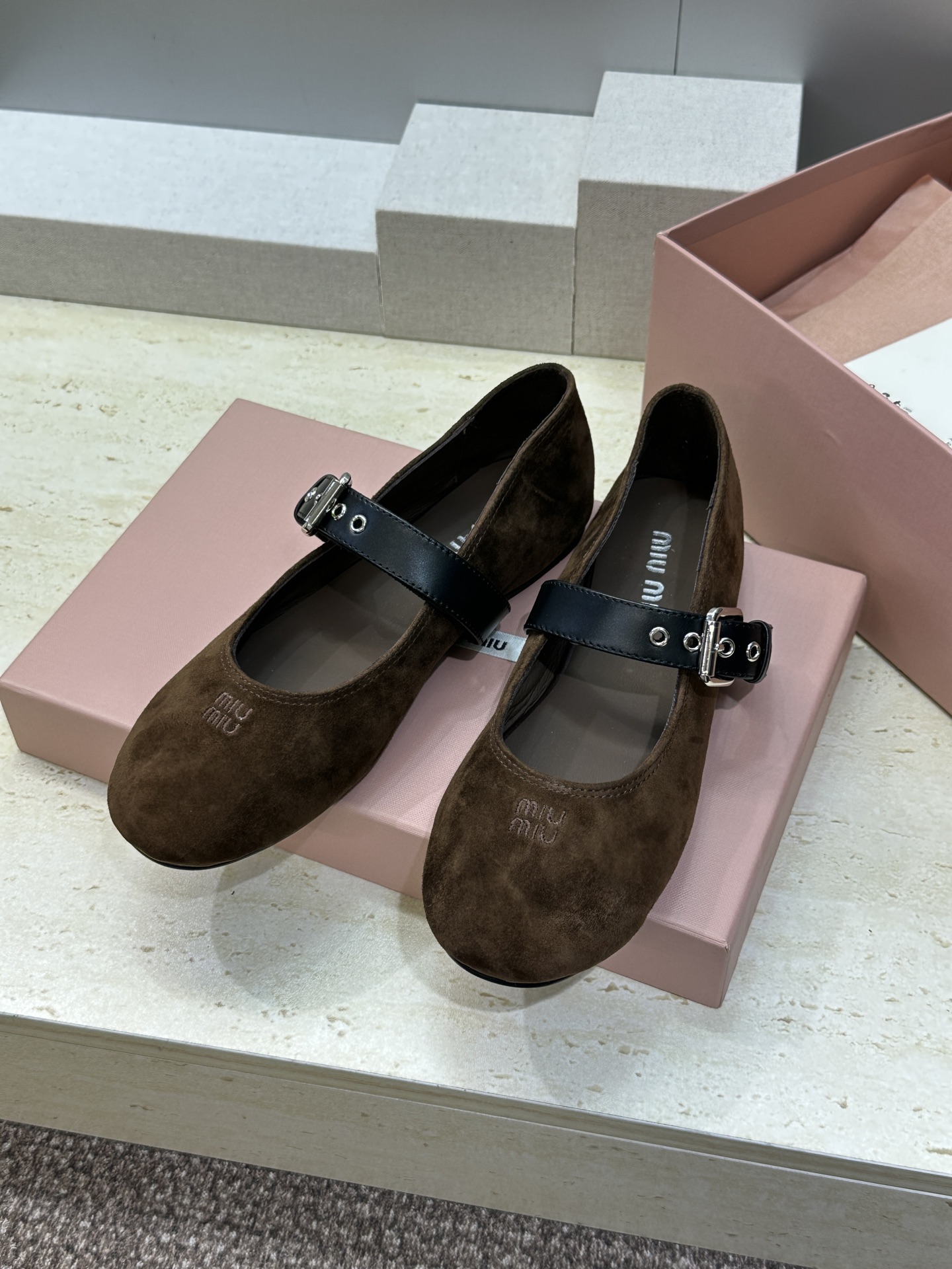Miumiu 2026春夏新款芭蕾舞女鞋 缪缪字母logo五金扣平底圆头拼色玛丽珍乐福单鞋材质:鞋面进口