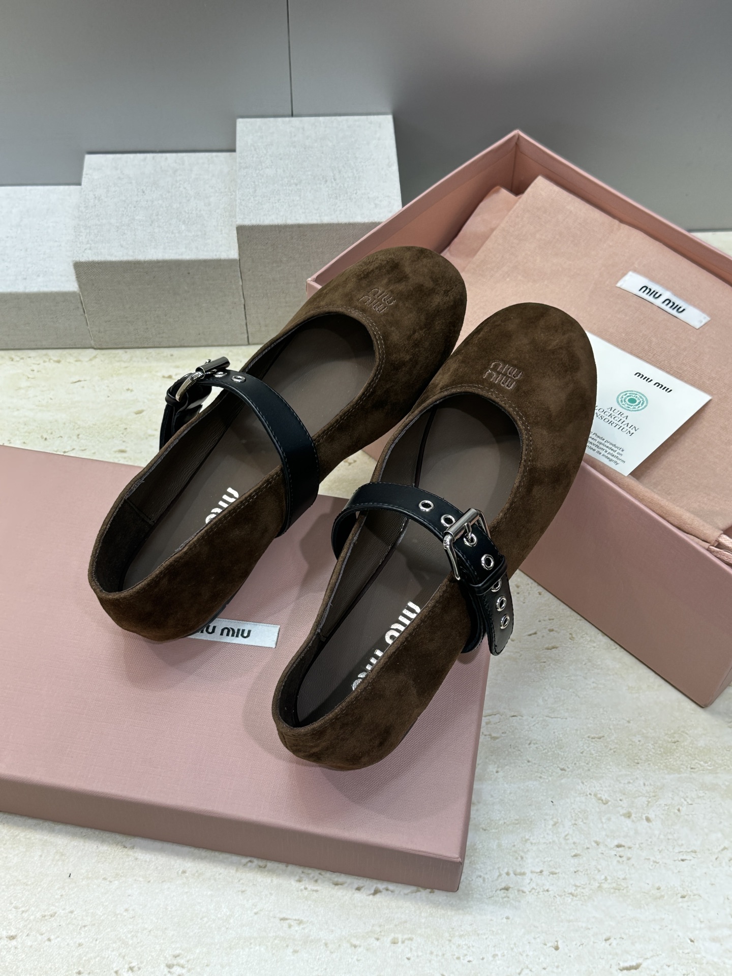 Miumiu 2026春夏新款芭蕾舞女鞋 缪缪字母logo五金扣平底圆头拼色玛丽珍乐福单鞋材质:鞋面进口