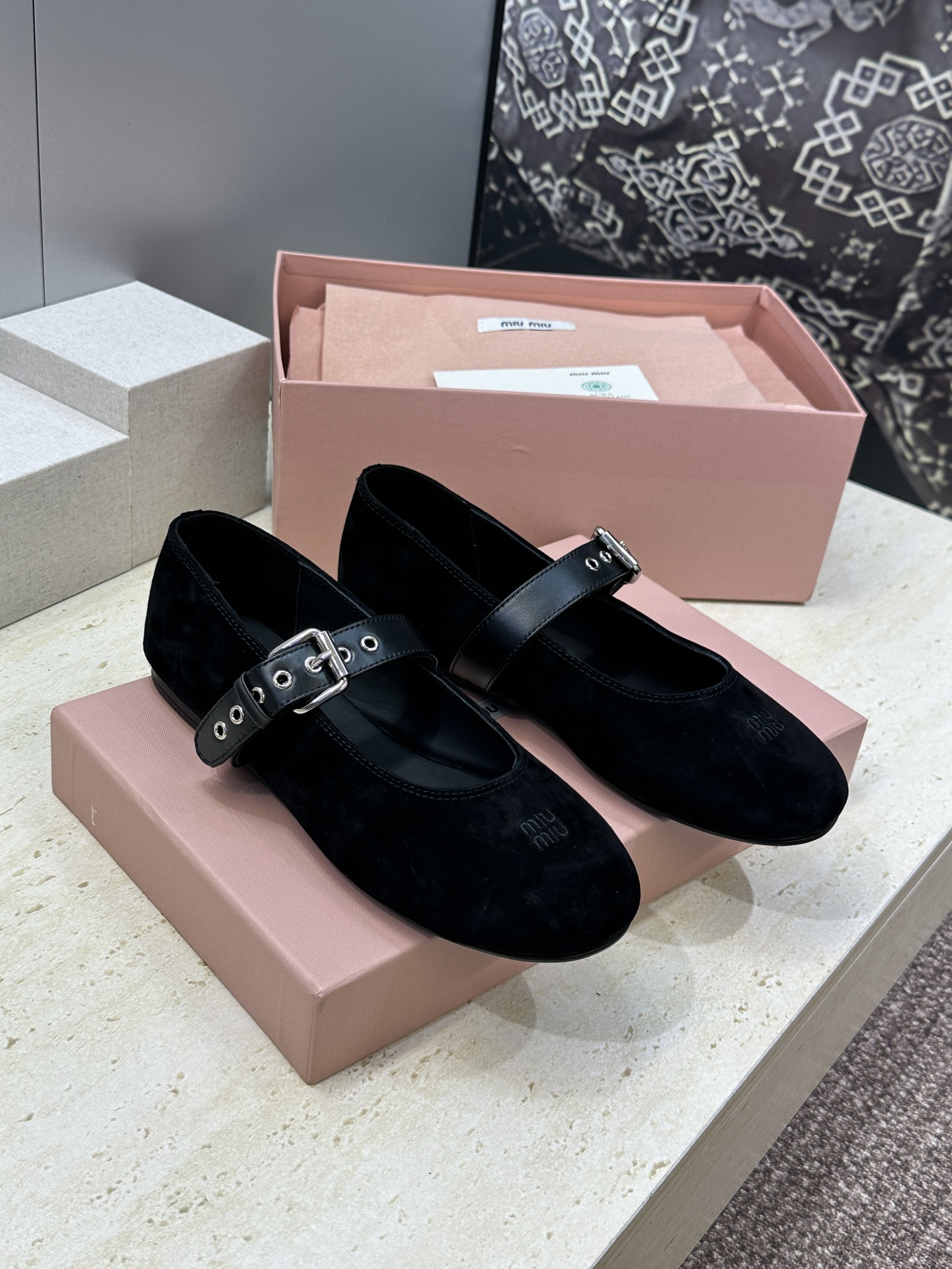 NO:816468,Miumiu 2026 spring and summer new ballet shoes Miumiu letter logo hardware buckle flat bottom round toe color block Mary Jane Loaf shoes Material: imported sheepskin upper + water-dyed sheepskin lining + original open mold non-slip outsole Size: 35-41 (40.41 customized non-returnable), ballet shoes, miumiu, loafers, mary jane, sheepskin, sheep19860909Miumiu 2026春夏新款芭蕾舞女鞋 缪缪字母logo五金扣平底圆头拼色玛丽珍乐福单鞋 材质:鞋面进口羊猄皮+水染羊皮内里+原版开模防滑大底 Size:35-41(40.41定制不退换）,芭蕾舞鞋,miumiu,loafers,mary jane,sheepskin,sheep,Women's Shoes