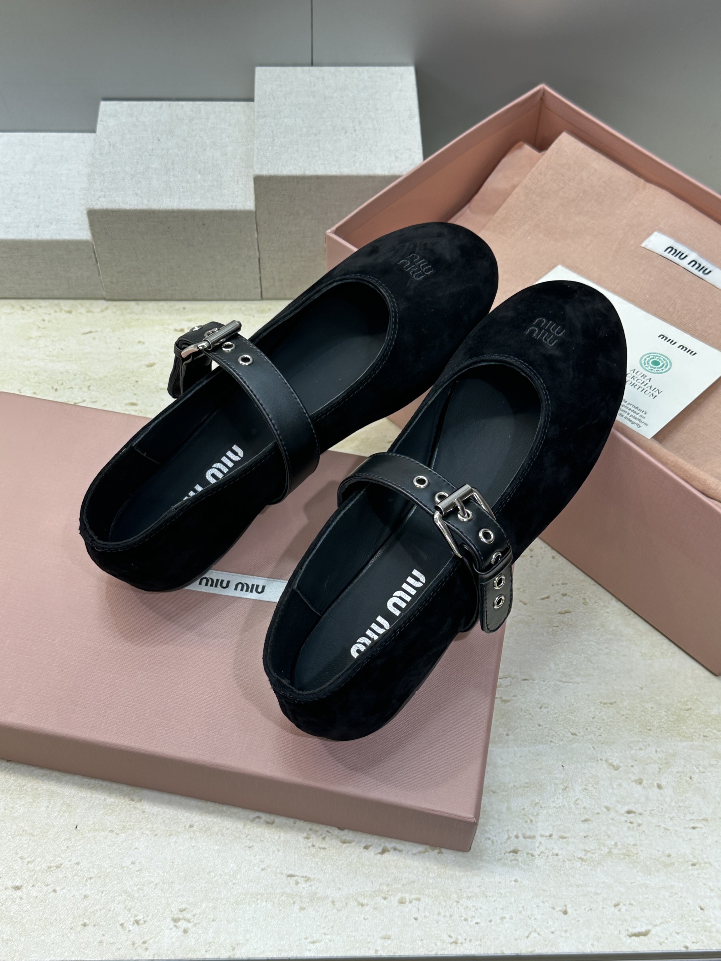 Miumiu 2026春夏新款芭蕾舞女鞋 缪缪字母logo五金扣平底圆头拼色玛丽珍乐福单鞋材质:鞋面进口 Miumiu 2026春夏新款芭蕾舞女鞋 缪缪字母logo五金扣平底圆头拼色玛丽珍乐福单鞋材质:鞋面进口