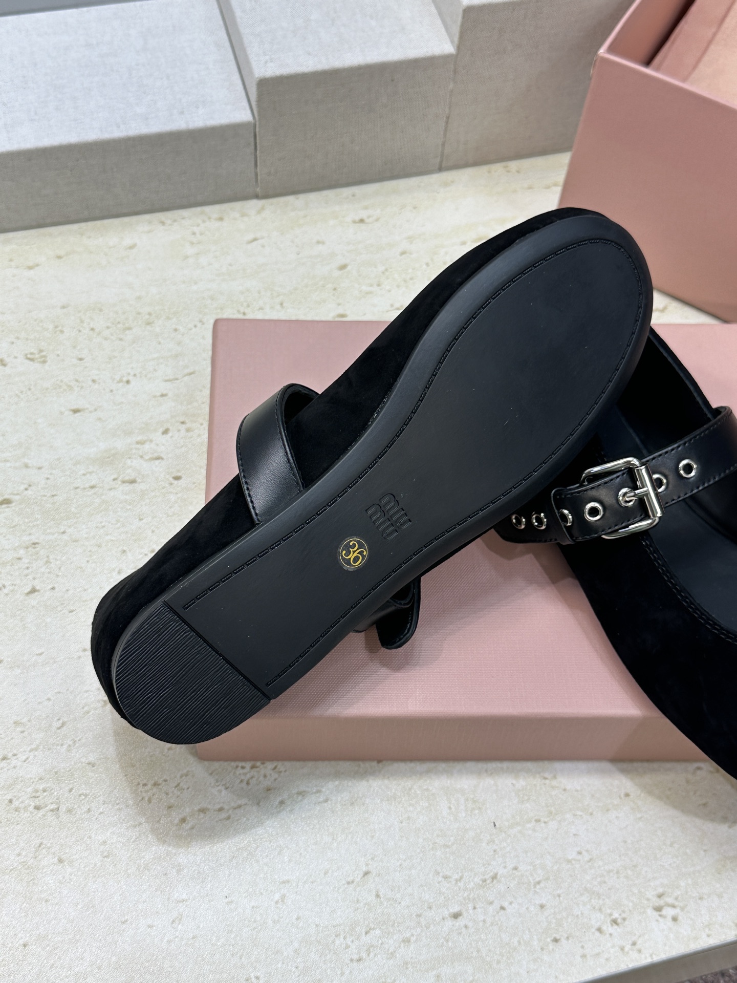 Miumiu 2026春夏新款芭蕾舞女鞋 缪缪字母logo五金扣平底圆头拼色玛丽珍乐福单鞋材质:鞋面进口 Miumiu 2026春夏新款芭蕾舞女鞋 缪缪字母logo五金扣平底圆头拼色玛丽珍乐福单鞋材质:鞋面进口
