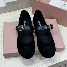 Miumiu 2026春夏新款芭蕾舞女鞋 缪缪字母logo五金扣平底圆头拼色玛丽珍乐福单鞋材质:鞋面进口 Miumiu 2026春夏新款芭蕾舞女鞋 缪缪字母logo五金扣平底圆头拼色玛丽珍乐福单鞋材质:鞋面进口