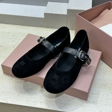 Miumiu 2026春夏新款芭蕾舞女鞋 缪缪字母logo五金扣平底圆头拼色玛丽珍乐福单鞋材质:鞋面进口 Miumiu 2026春夏新款芭蕾舞女鞋 缪缪字母logo五金扣平底圆头拼色玛丽珍乐福单鞋材质:鞋面进口