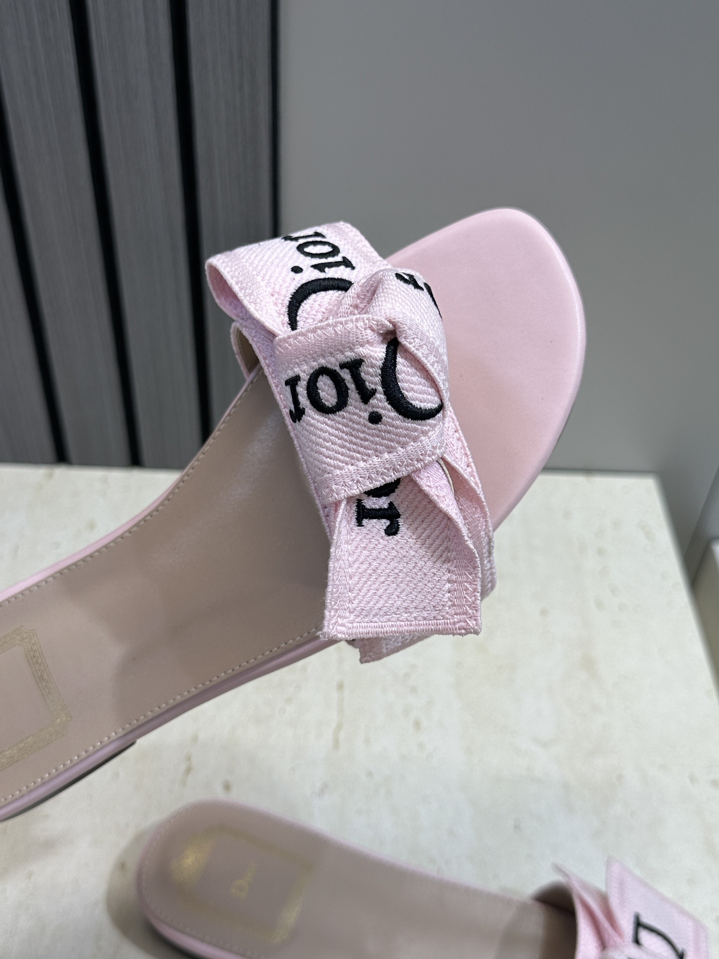 迪奥 Dior 2026 春夏新款J‘ADIOR织带系列粗跟蝴蝶结沙滩女鞋 CD字母logo提花刺绣平底