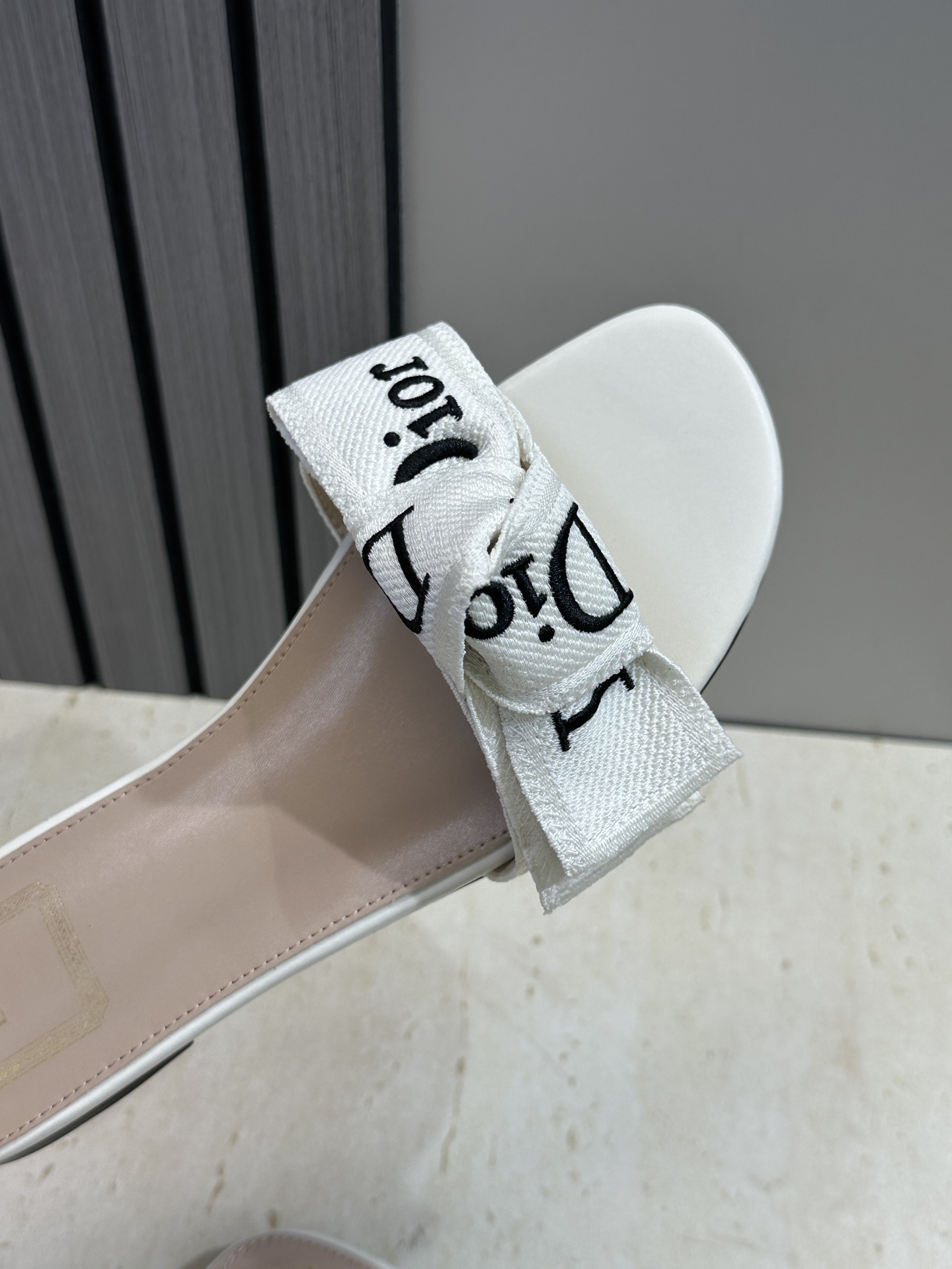 迪奥 Dior 2026 春夏新款J‘ADIOR织带系列粗跟蝴蝶结沙滩女鞋 CD字母logo提花刺绣平底