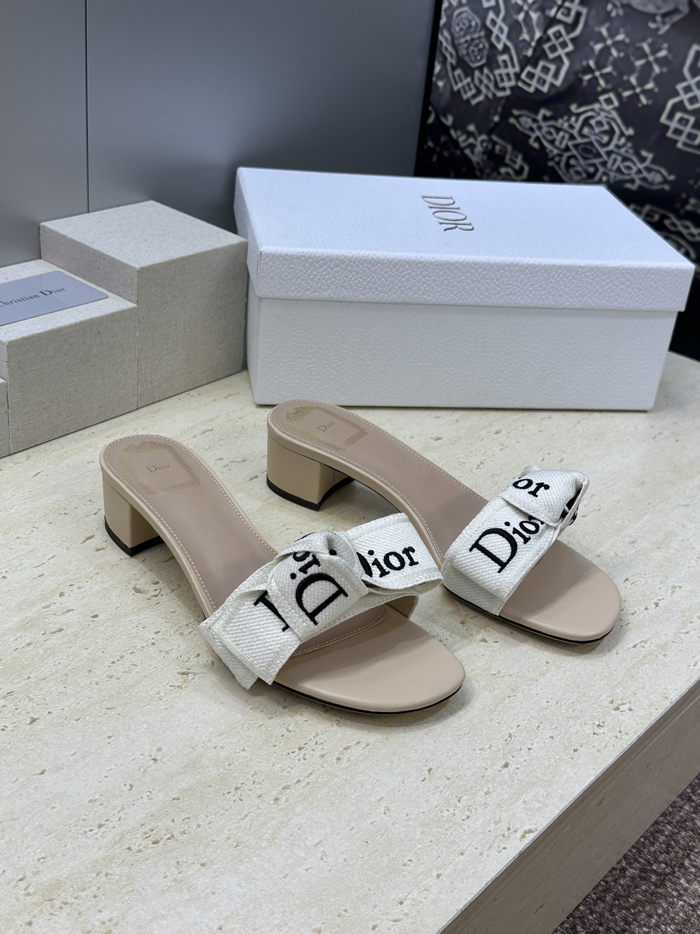 迪奥 Dior 2026 春夏新款J‘ADIOR织带系列粗跟蝴蝶结沙滩女鞋 CD字母logo提花刺绣平底