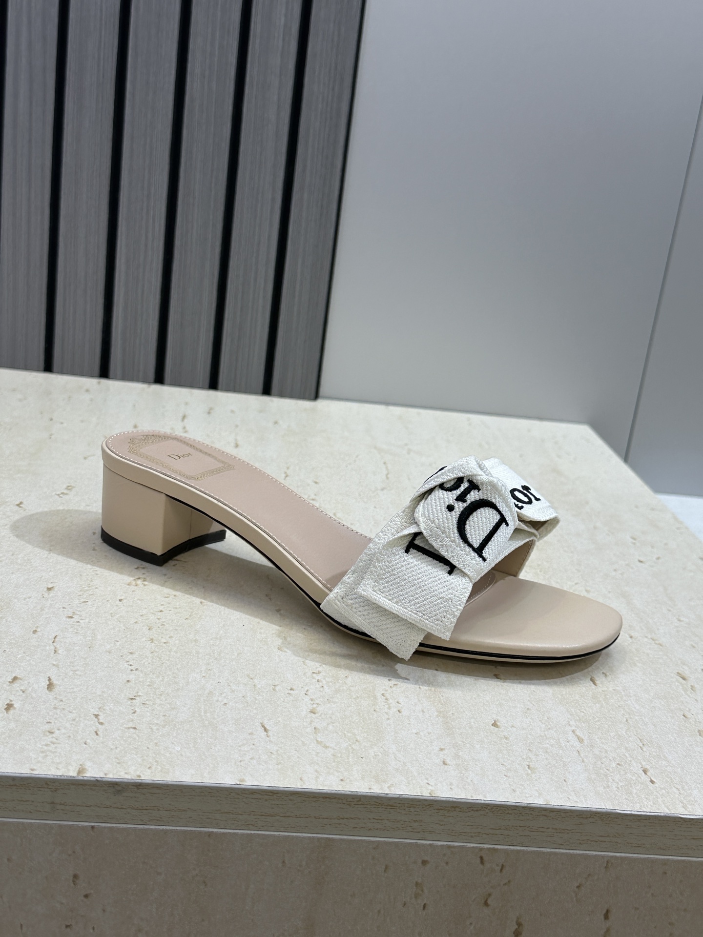 迪奥 Dior 2026 春夏新款J‘ADIOR织带系列粗跟蝴蝶结沙滩女鞋 CD字母logo提花刺绣平底