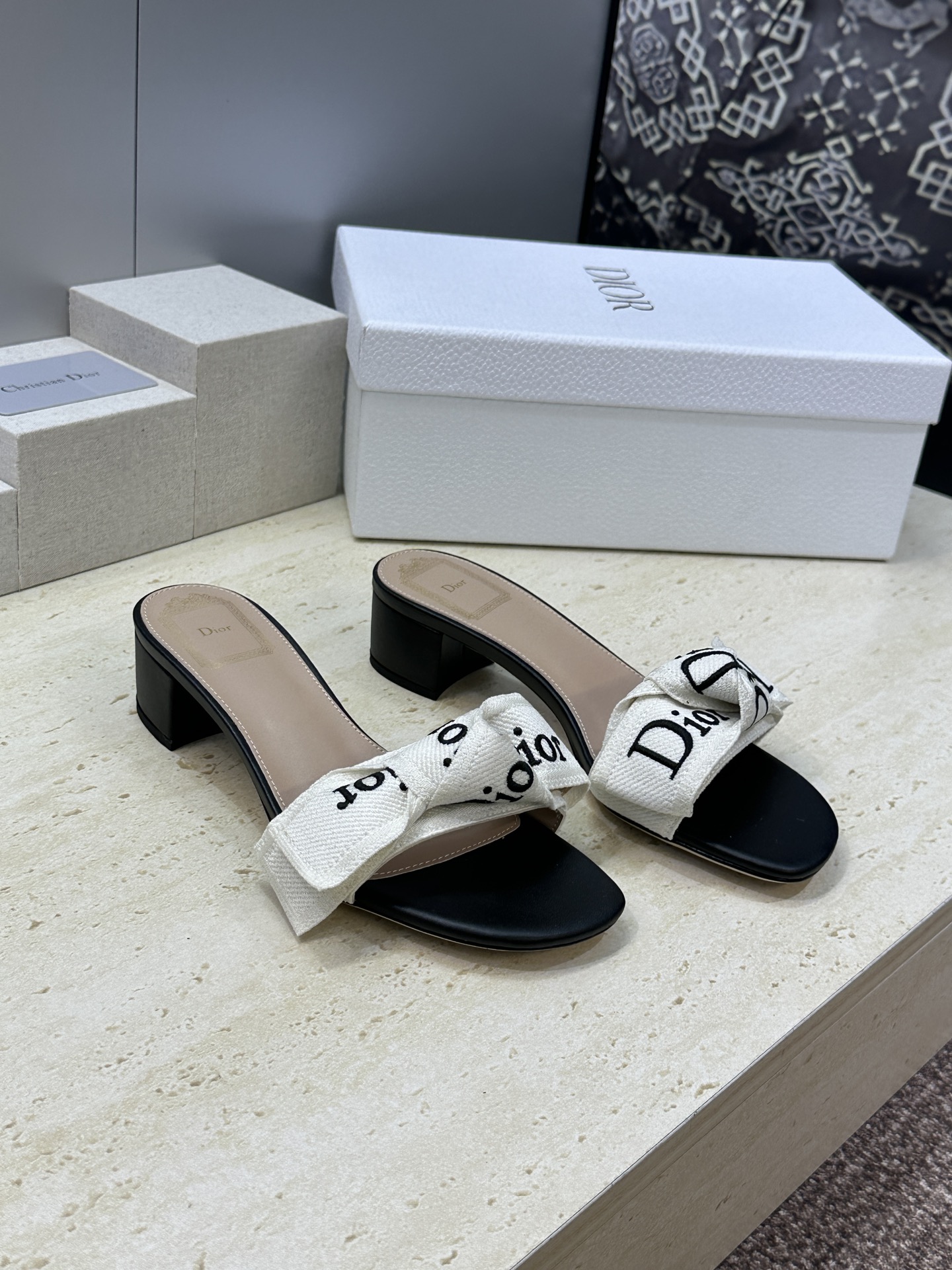 迪奥 Dior 2026 春夏新款J‘ADIOR织带系列粗跟蝴蝶结沙滩女鞋 CD字母logo提花刺绣平底