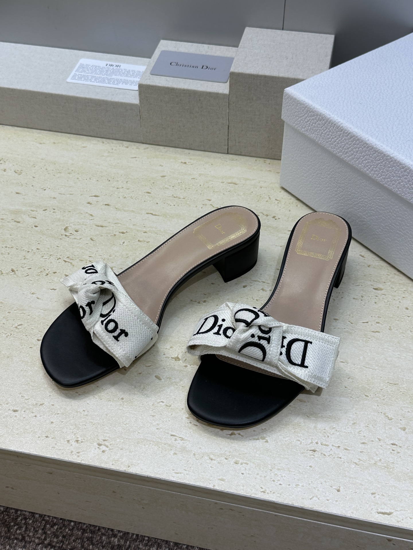 迪奥 Dior 2026 春夏新款J‘ADIOR织带系列粗跟蝴蝶结沙滩女鞋 CD字母logo提花刺绣平底
