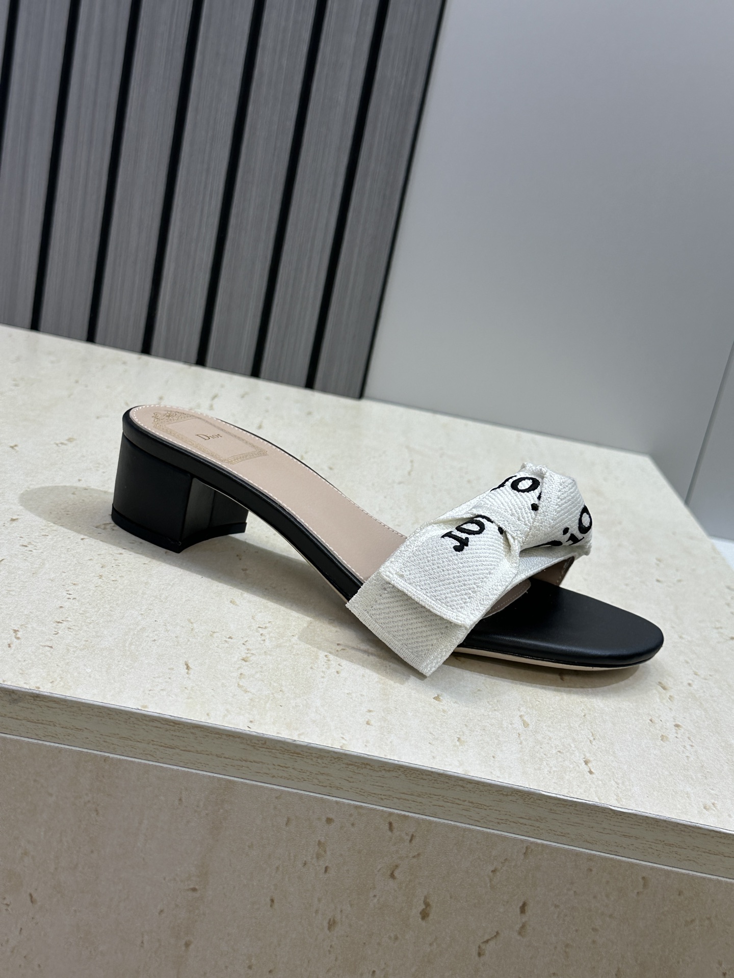 迪奥 Dior 2026 春夏新款J‘ADIOR织带系列粗跟蝴蝶结沙滩女鞋 CD字母logo提花刺绣平底