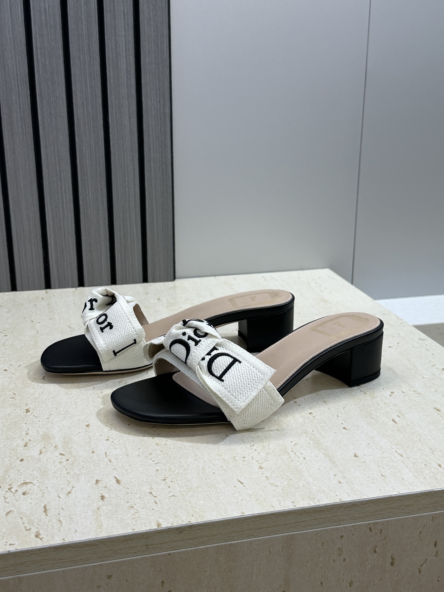 迪奥 Dior 2026 春夏新款J‘ADIOR织带系列粗跟蝴蝶结沙滩女鞋 CD字母logo提花刺绣平底