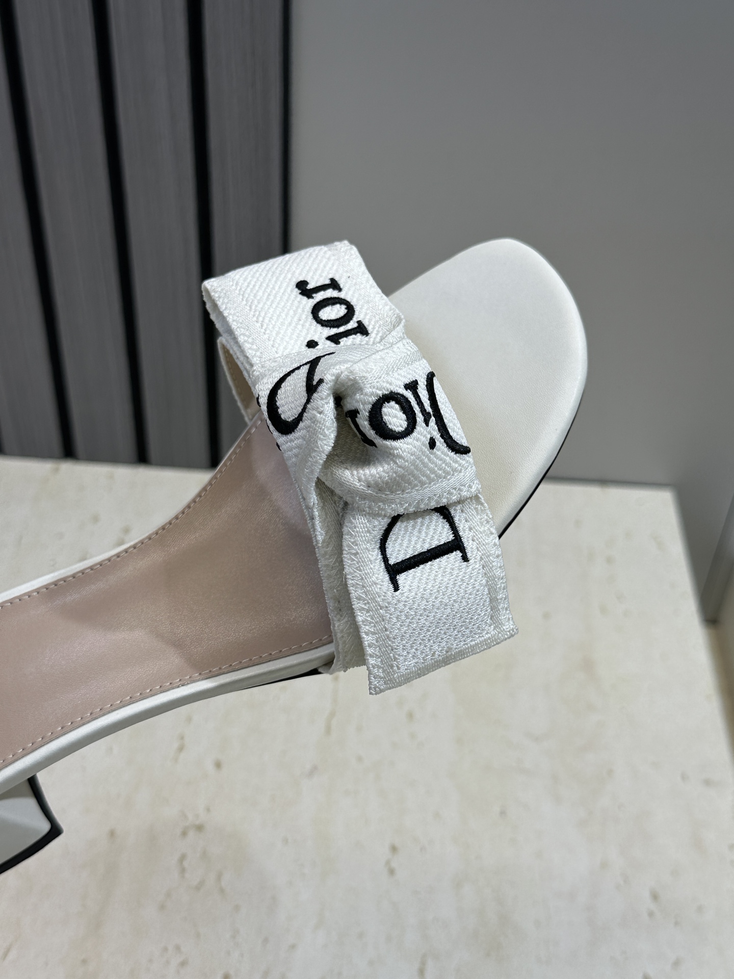 迪奥 Dior 2026 春夏新款J‘ADIOR织带系列粗跟蝴蝶结沙滩女鞋 CD字母logo提花刺绣平底