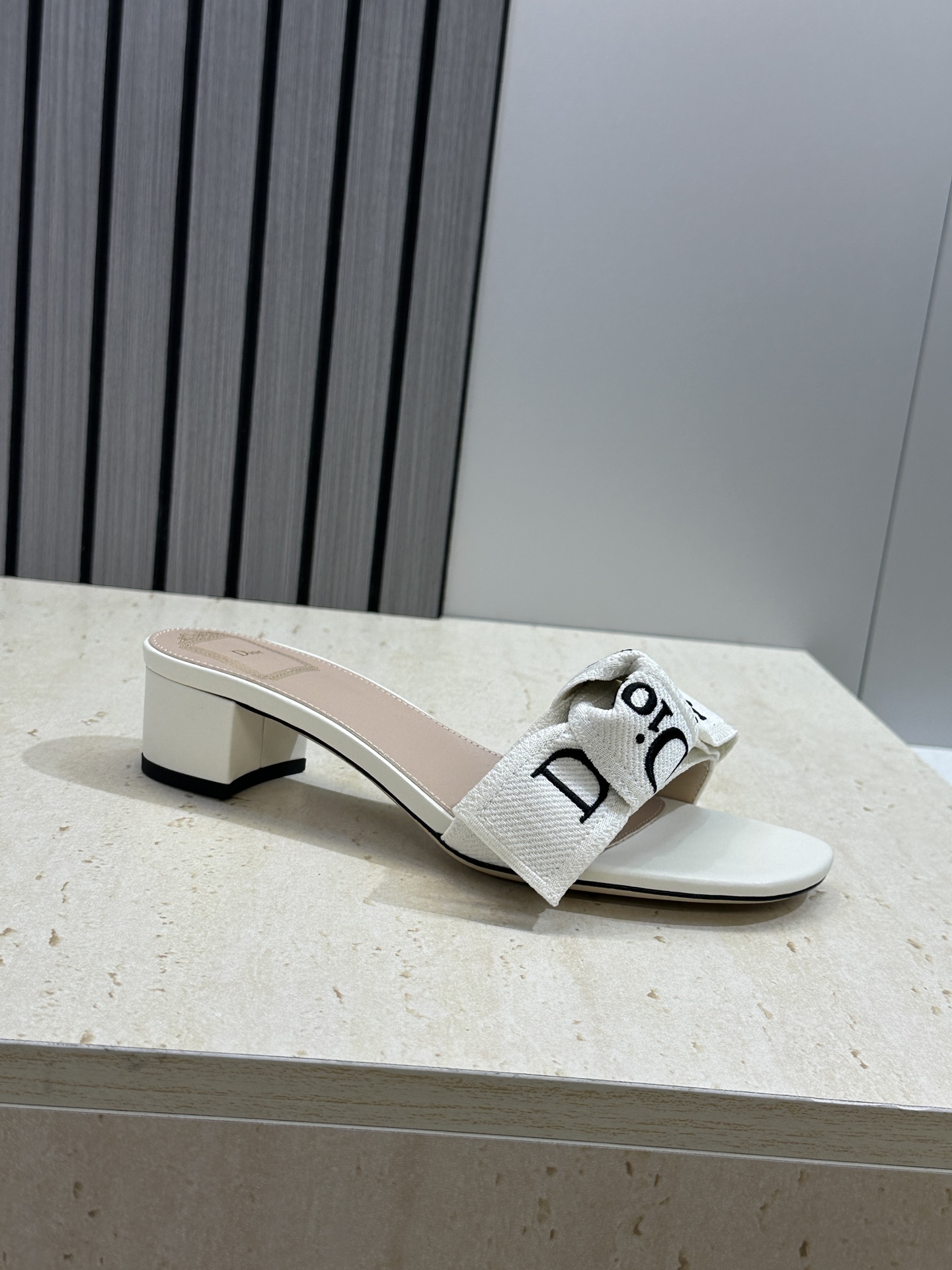 迪奥 Dior 2026 春夏新款J‘ADIOR织带系列粗跟蝴蝶结沙滩女鞋 CD字母logo提花刺绣平底