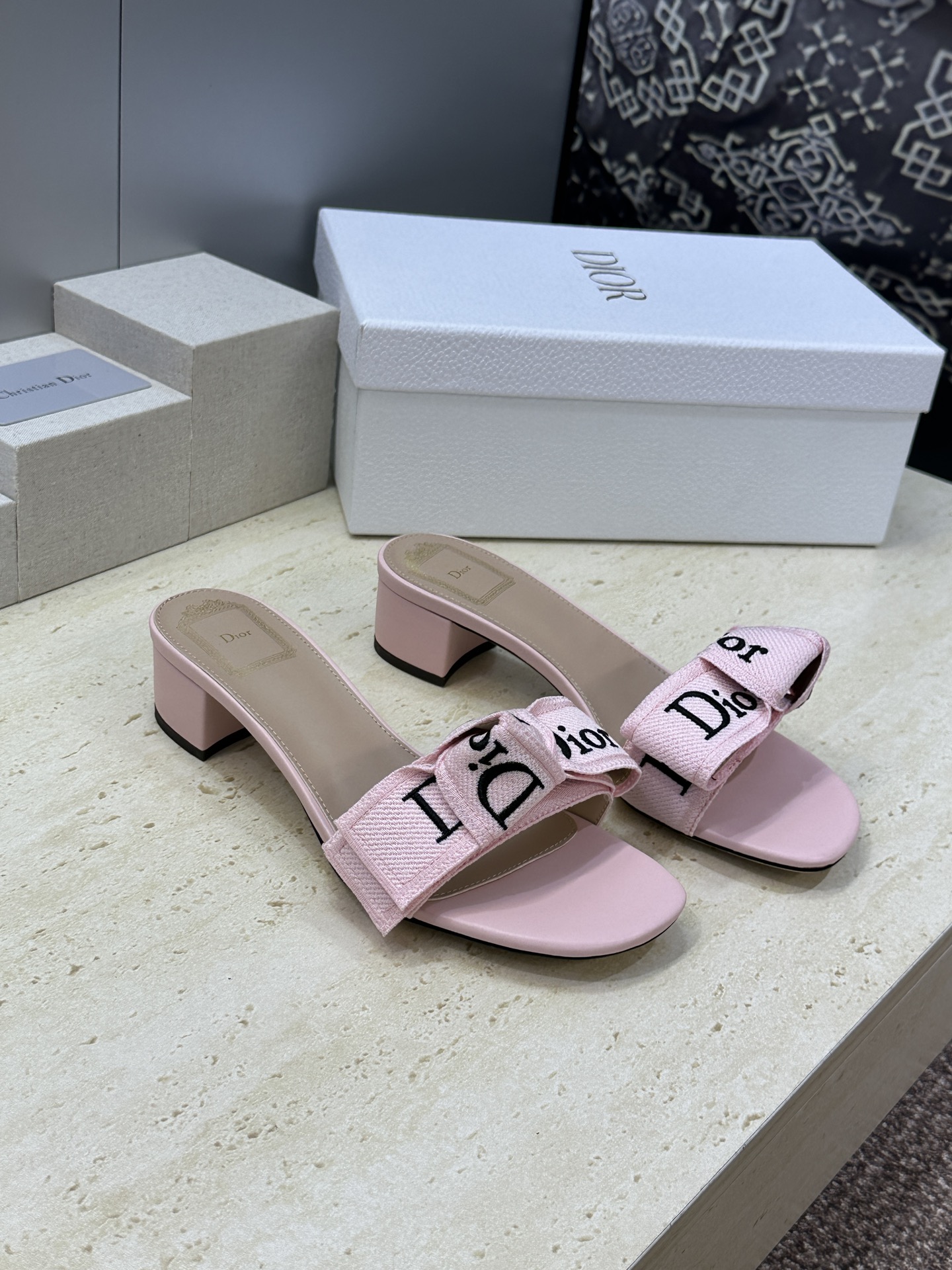 NO:815275,Dior 2026 Spring and Summer New J’ADIOR Ribbon Series Thick Heel Bow Beach Women’s Shoes CD Letter Logo Jacquard Embroidery Flat Bottom Round Toe Open Toe Color Block Sandals Top Version on the Market Material Upper High Temperature Water-Soluble Electric Embroidery Technology Fabric + Sheepskin Lining + Italian Genuine Leather Outsole Heel Height: Flat Bottom/4.5CM  Size: 34-43 (34.40.41.42.43 customization is not returnable), slippers, dior, dior, slippers, sheepskin, Leather soles19860909迪奥 Dior 2026 春夏新款J‘ADIOR织带系列粗跟蝴蝶结沙滩女鞋 CD字母logo提花刺绣平底圆头露趾拼色凉拖鞋 市面顶级版本 材质鞋面高温水溶电绣科技面料+羊皮内里+意大利真皮大底 跟高:平底/4.5CM Size:34-43(34.40.41.42.43定制不退换),拖鞋,dior,dior,slippers,sheepskin,Leather soles,Women's Shoes