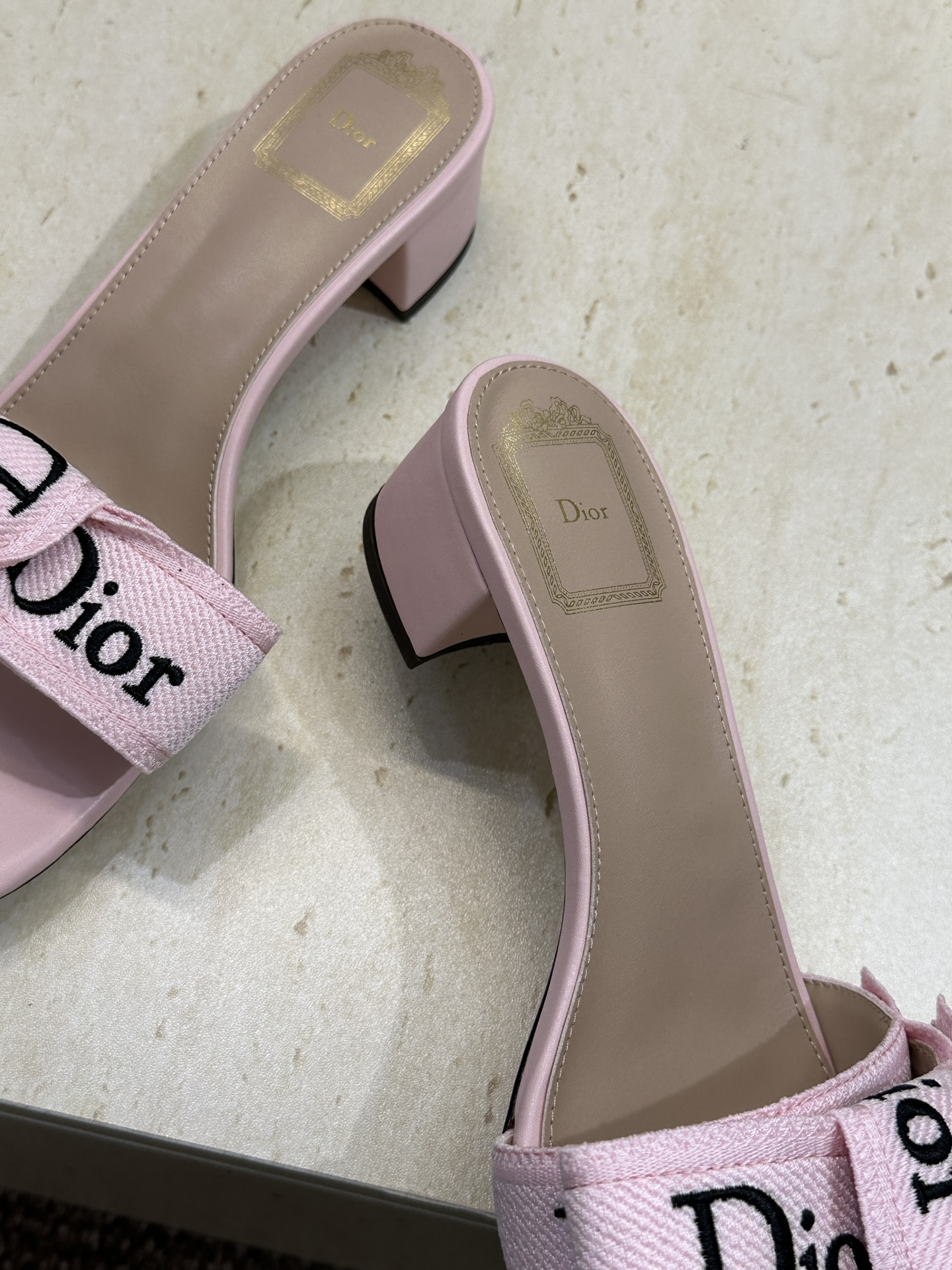 迪奥 Dior 2026 春夏新款J‘ADIOR织带系列粗跟蝴蝶结沙滩女鞋 CD字母logo提花刺绣平底