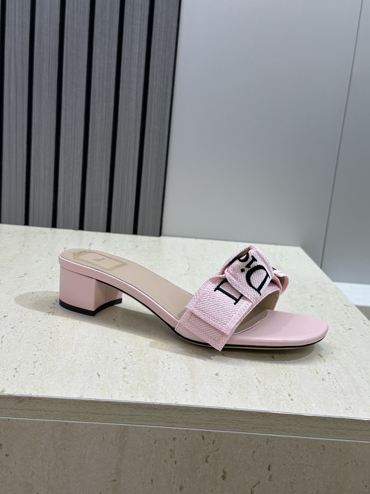 迪奥 Dior 2026 春夏新款J‘ADIOR织带系列粗跟蝴蝶结沙滩女鞋 CD字母logo提花刺绣平底