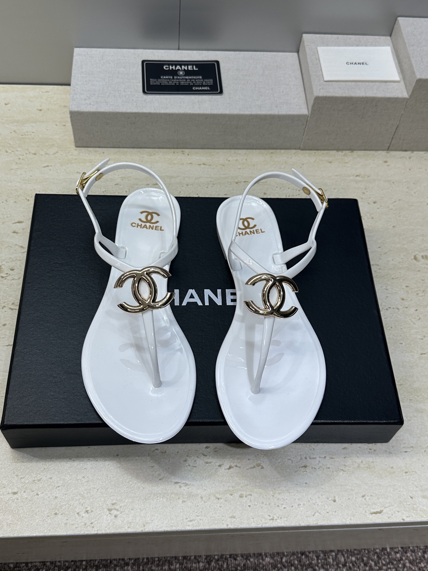 CHANEL 香奈儿 2026春夏平底休闲沙滩女鞋  小香双C字母logo五金扣圆头果冻色夹趾人字拖鞋S