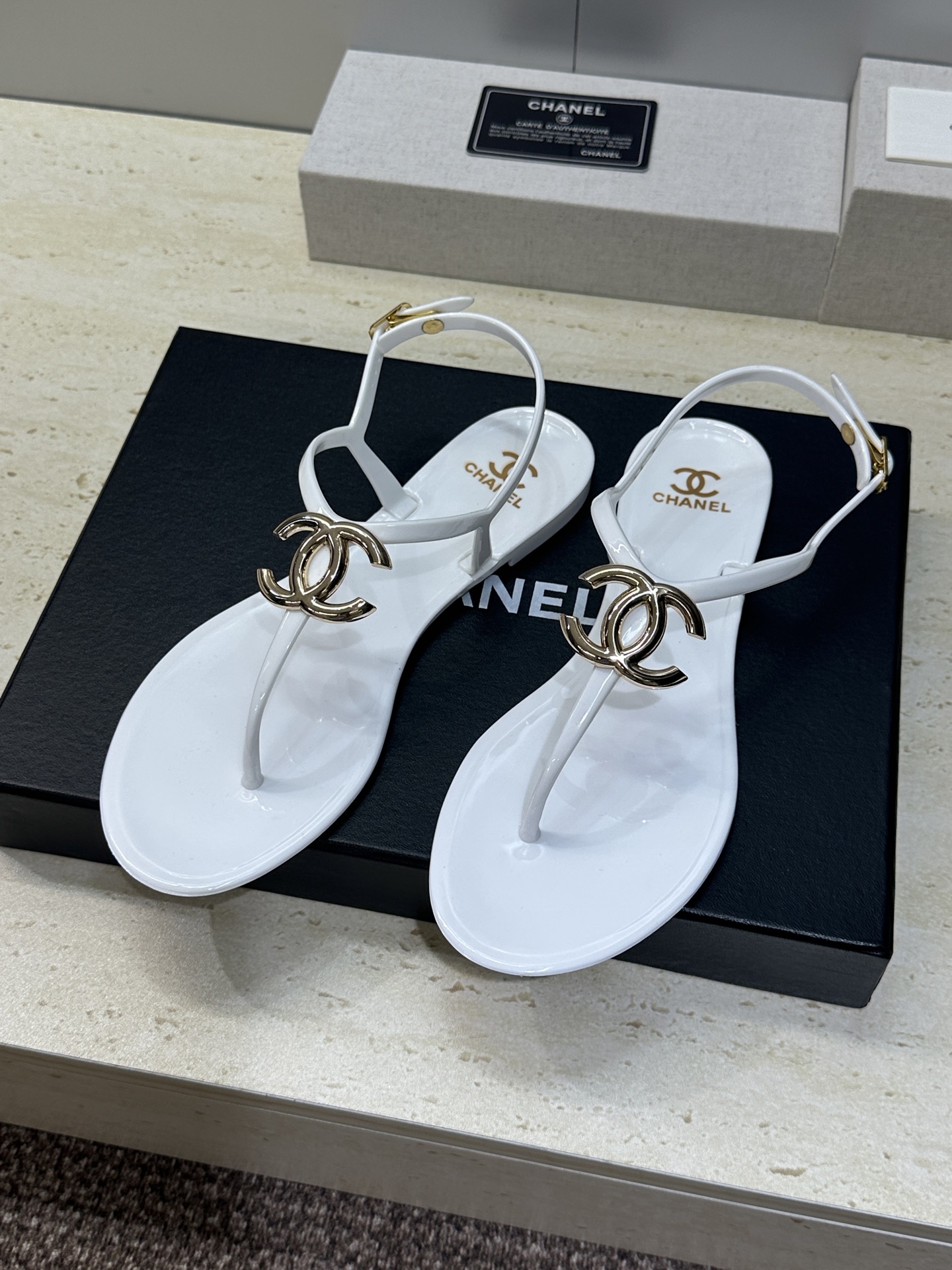 CHANEL 香奈儿 2026春夏平底休闲沙滩女鞋  小香双C字母logo五金扣圆头果冻色夹趾人字拖鞋S