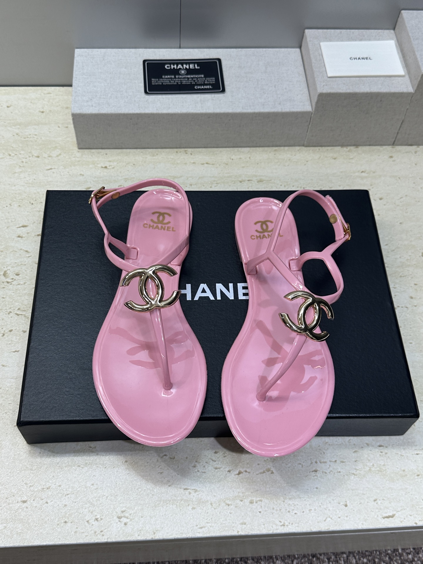 CHANEL 香奈儿 2026春夏平底休闲沙滩女鞋  小香双C字母logo五金扣圆头果冻色夹趾人字拖鞋S