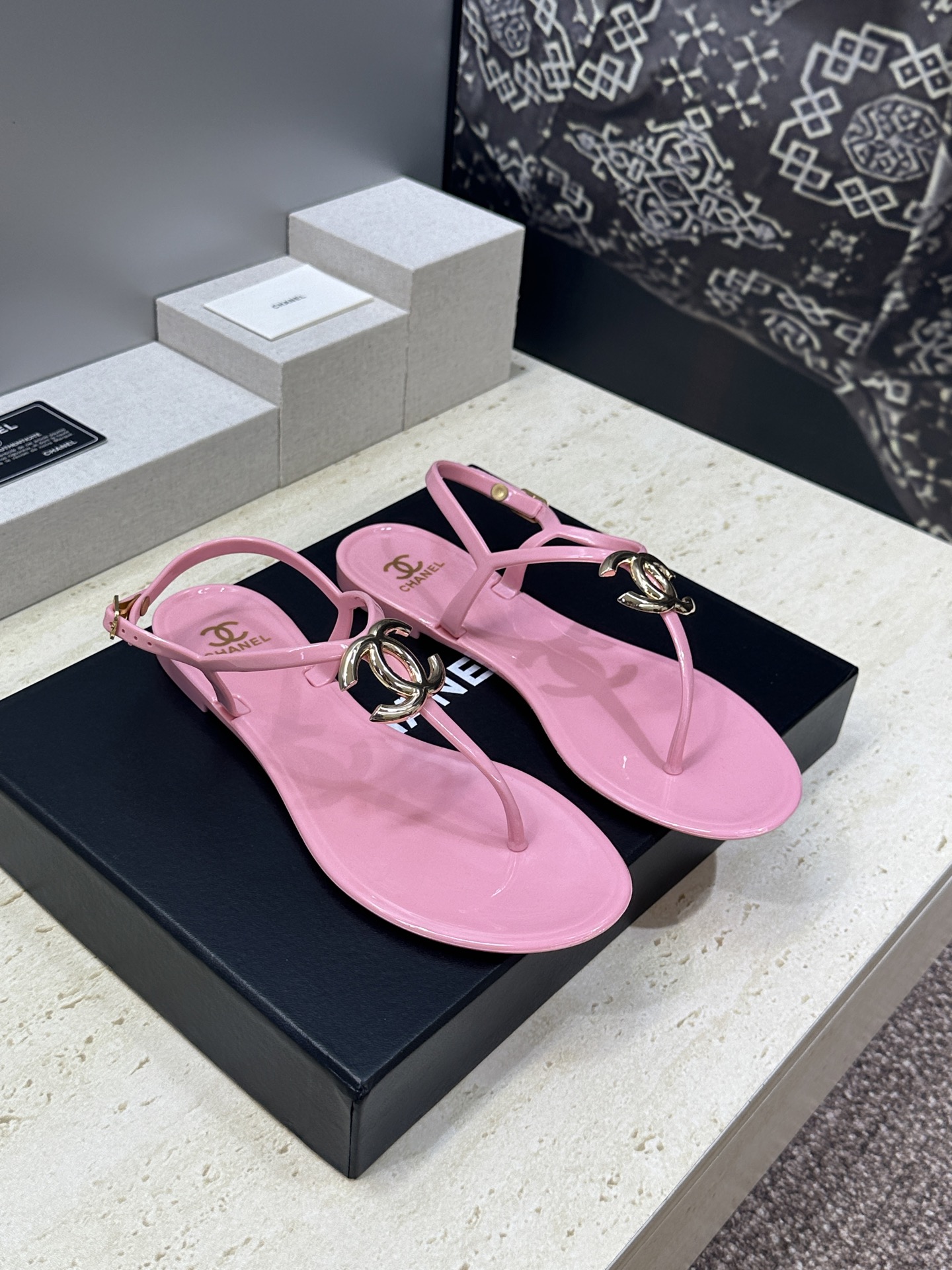 NO:816456,CHANEL Chanel 2026 spring and summer flat casual beach shoes for women Xiaoxiang double C letter logo hardware buckle round toe jelly color flip-flops Size36-41, split-toe shoes, chanel, chanel, slippers19860909CHANEL 香奈儿 2026春夏平底休闲沙滩女鞋 小香双C字母logo五金扣圆头果冻色夹趾人字拖鞋 Size36-41,分趾鞋,chanel,chanel,slippers,Women's Shoes