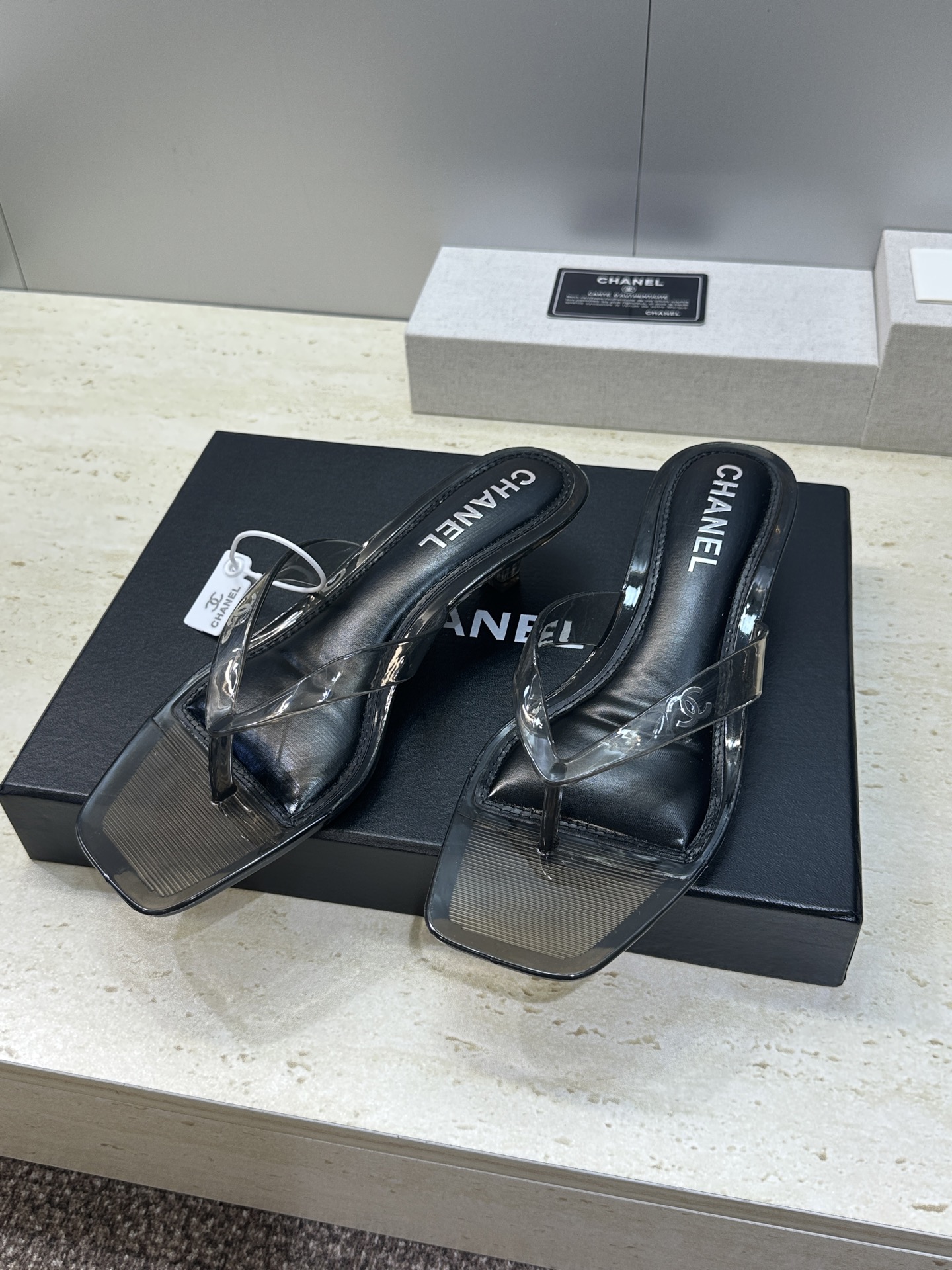 CHANEL 香奈儿 2026春夏平底休闲沙滩女鞋  小香双C字母logo低跟圆头果冻色夹趾人字拖鞋跟高