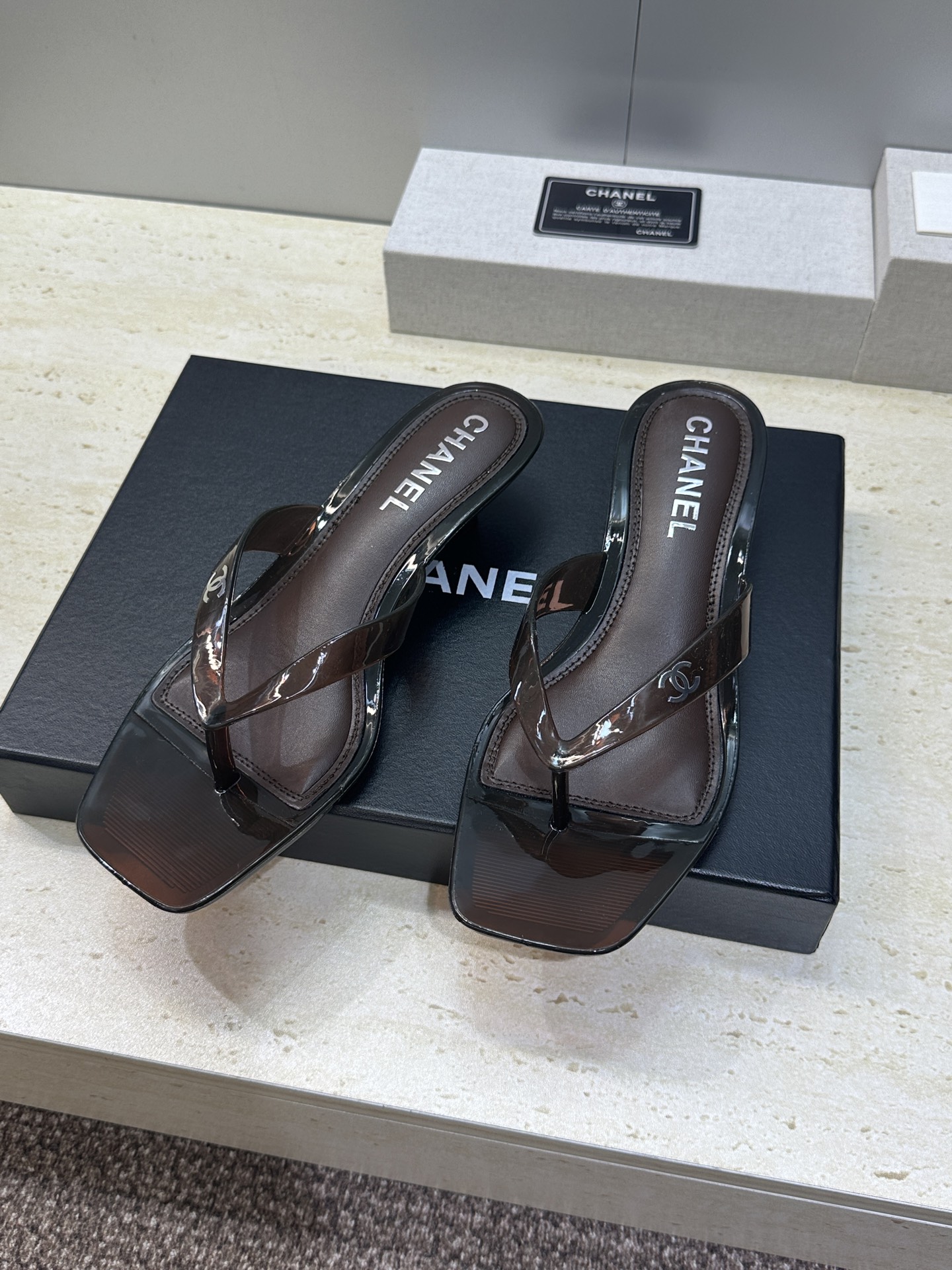 CHANEL 香奈儿 2026春夏平底休闲沙滩女鞋  小香双C字母logo低跟圆头果冻色夹趾人字拖鞋跟高