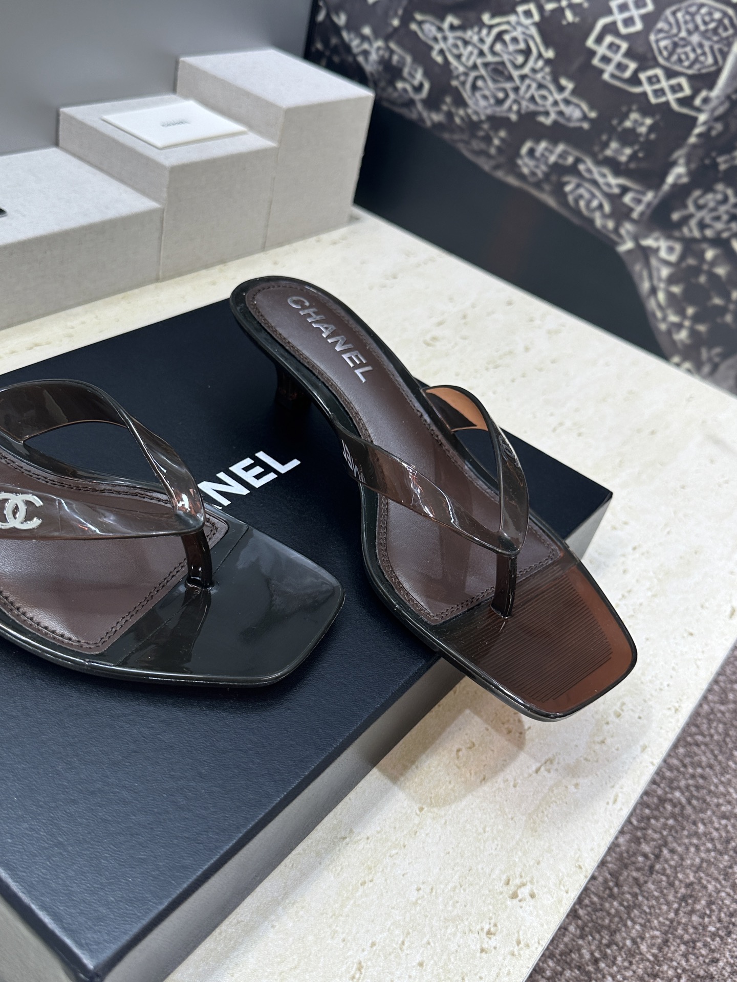 CHANEL 香奈儿 2026春夏平底休闲沙滩女鞋  小香双C字母logo低跟圆头果冻色夹趾人字拖鞋跟高