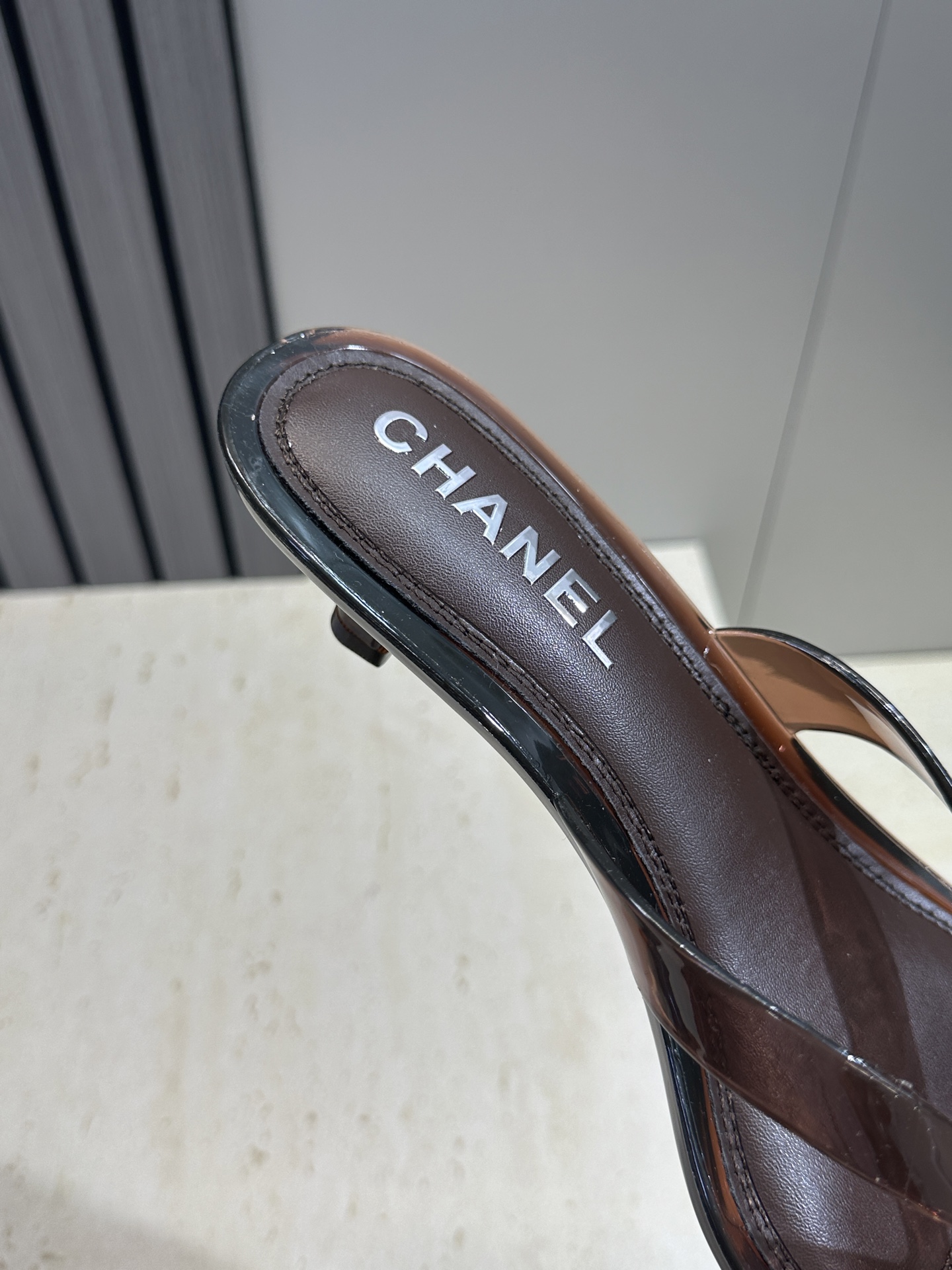 CHANEL 香奈儿 2026春夏平底休闲沙滩女鞋  小香双C字母logo低跟圆头果冻色夹趾人字拖鞋跟高