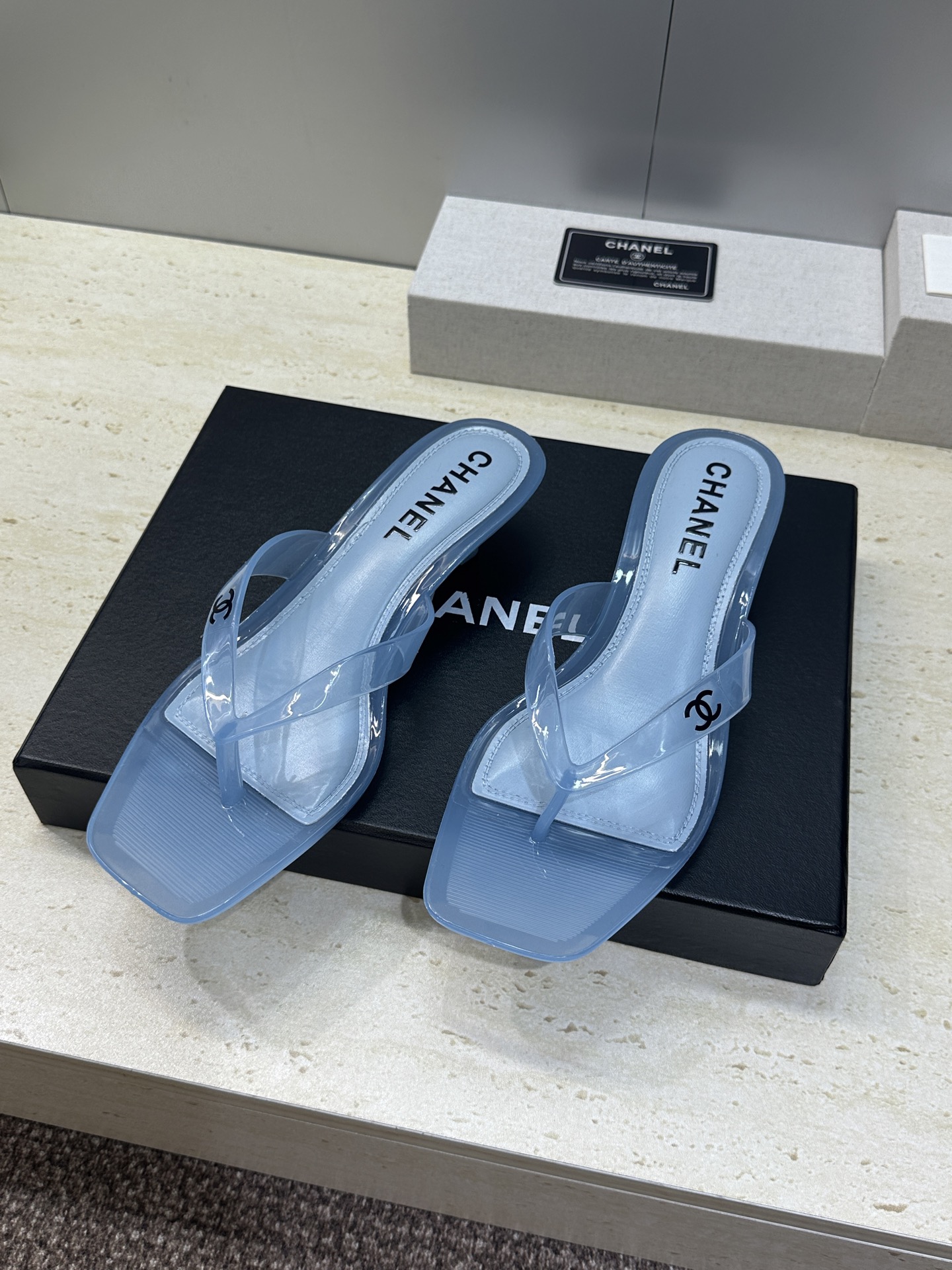 CHANEL 香奈儿 2026春夏平底休闲沙滩女鞋  小香双C字母logo低跟圆头果冻色夹趾人字拖鞋跟高