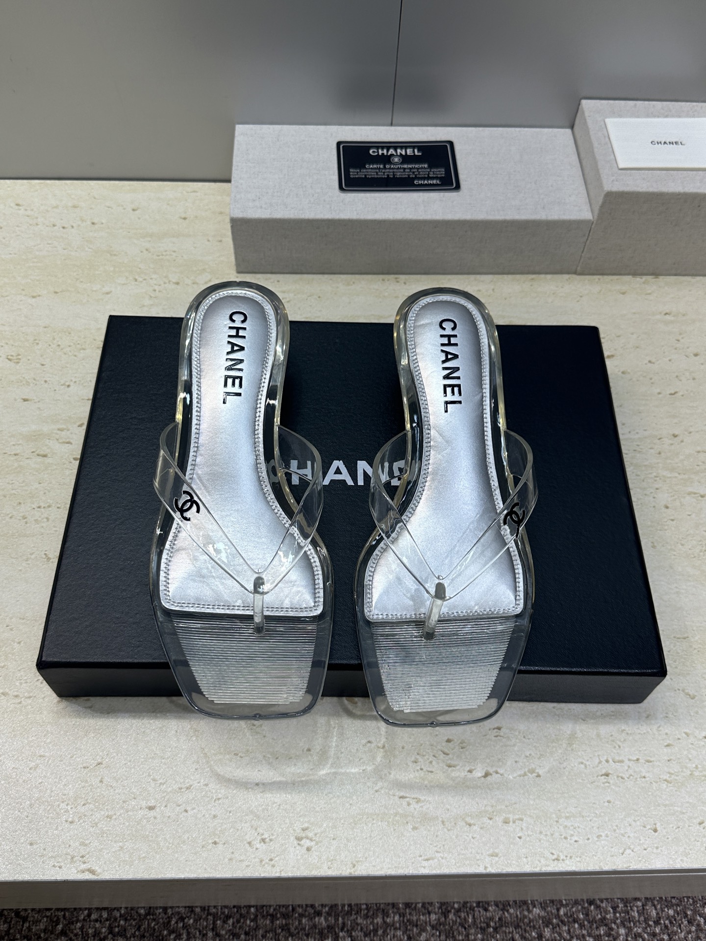 CHANEL 香奈儿 2026春夏平底休闲沙滩女鞋  小香双C字母logo低跟圆头果冻色夹趾人字拖鞋跟高