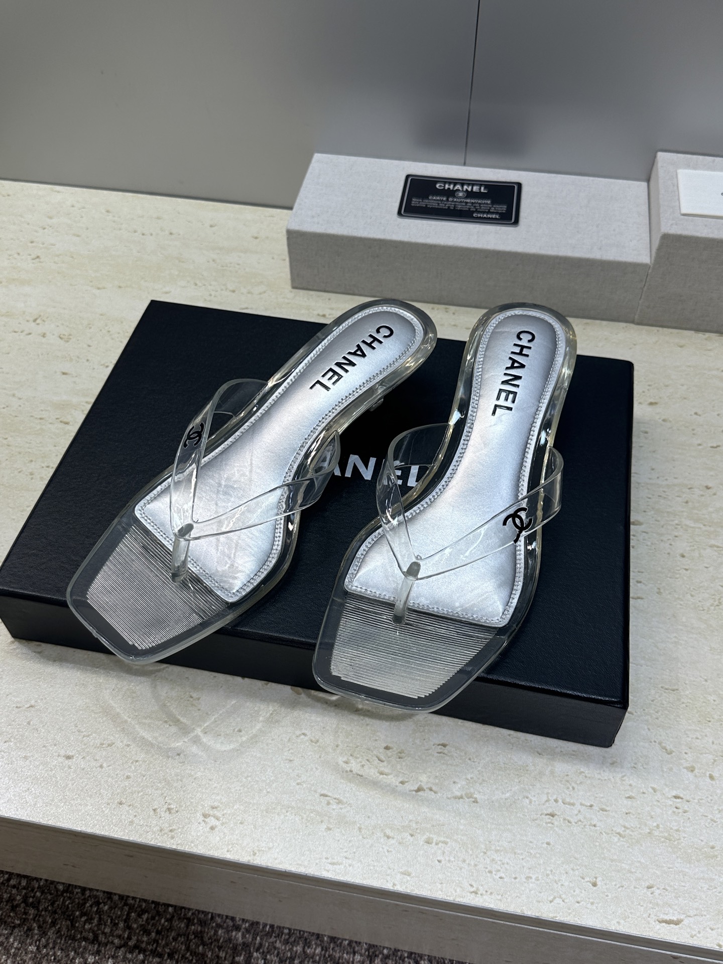 CHANEL 香奈儿 2026春夏平底休闲沙滩女鞋  小香双C字母logo低跟圆头果冻色夹趾人字拖鞋跟高