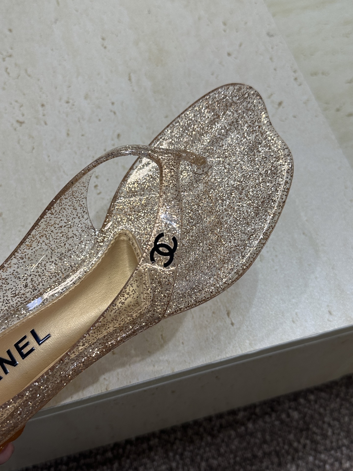 CHANEL 香奈儿 2026春夏平底休闲沙滩女鞋  小香双C字母logo低跟圆头果冻色夹趾人字拖后包凉
