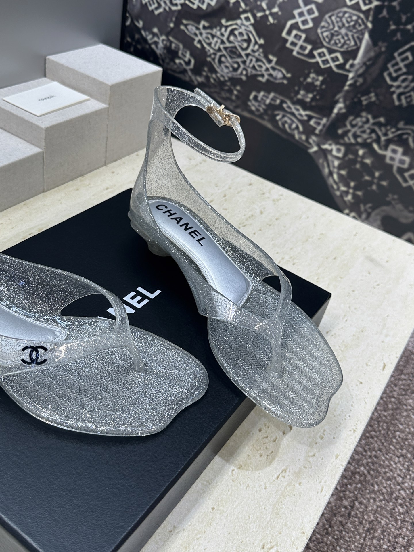 CHANEL 香奈儿 2026春夏平底休闲沙滩女鞋  小香双C字母logo低跟圆头果冻色夹趾人字拖后包凉
