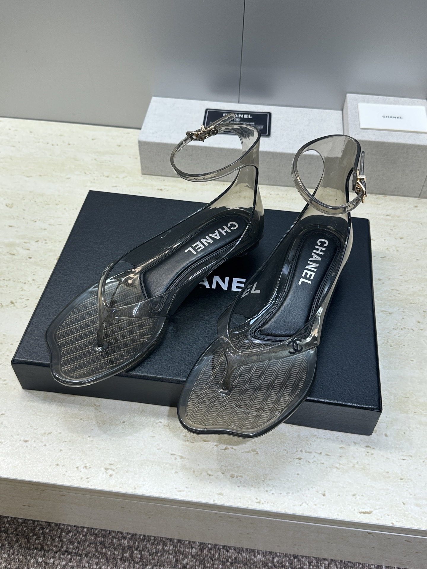 CHANEL 香奈儿 2026春夏平底休闲沙滩女鞋  小香双C字母logo低跟圆头果冻色夹趾人字拖后包凉