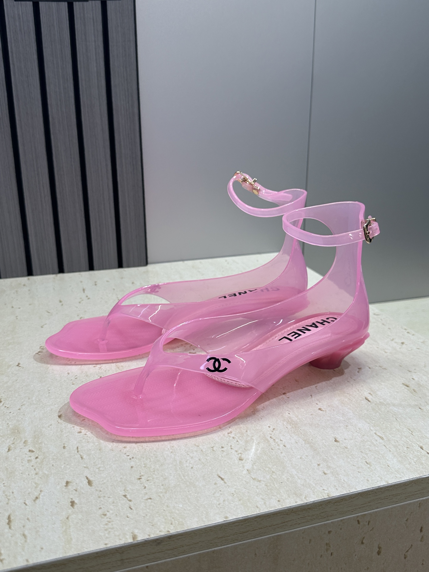 CHANEL 香奈儿 2026春夏平底休闲沙滩女鞋  小香双C字母logo低跟圆头果冻色夹趾人字拖后包凉