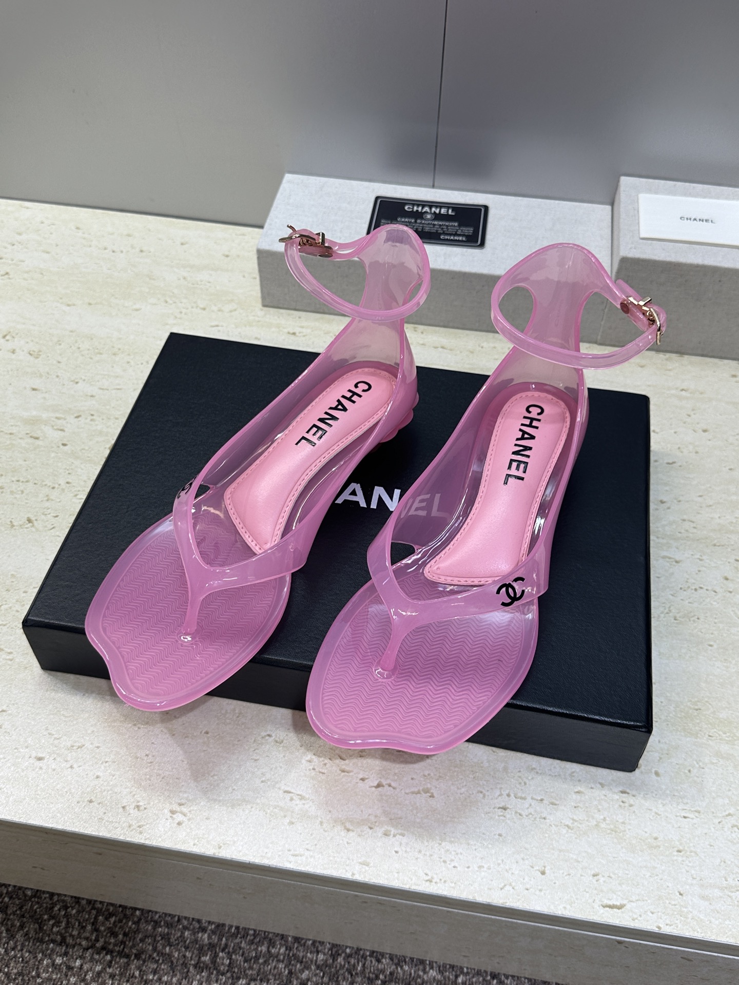 CHANEL 香奈儿 2026春夏平底休闲沙滩女鞋  小香双C字母logo低跟圆头果冻色夹趾人字拖后包凉