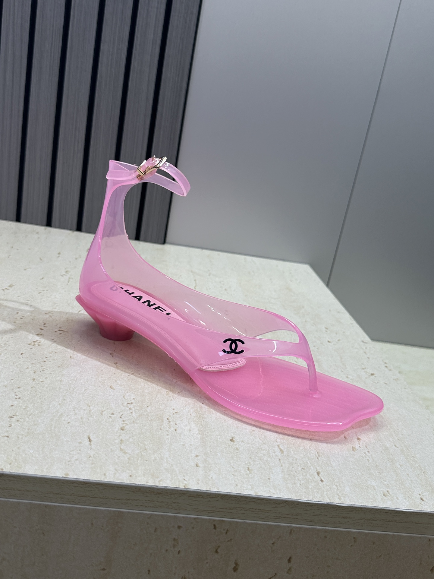 CHANEL 香奈儿 2026春夏平底休闲沙滩女鞋  小香双C字母logo低跟圆头果冻色夹趾人字拖后包凉