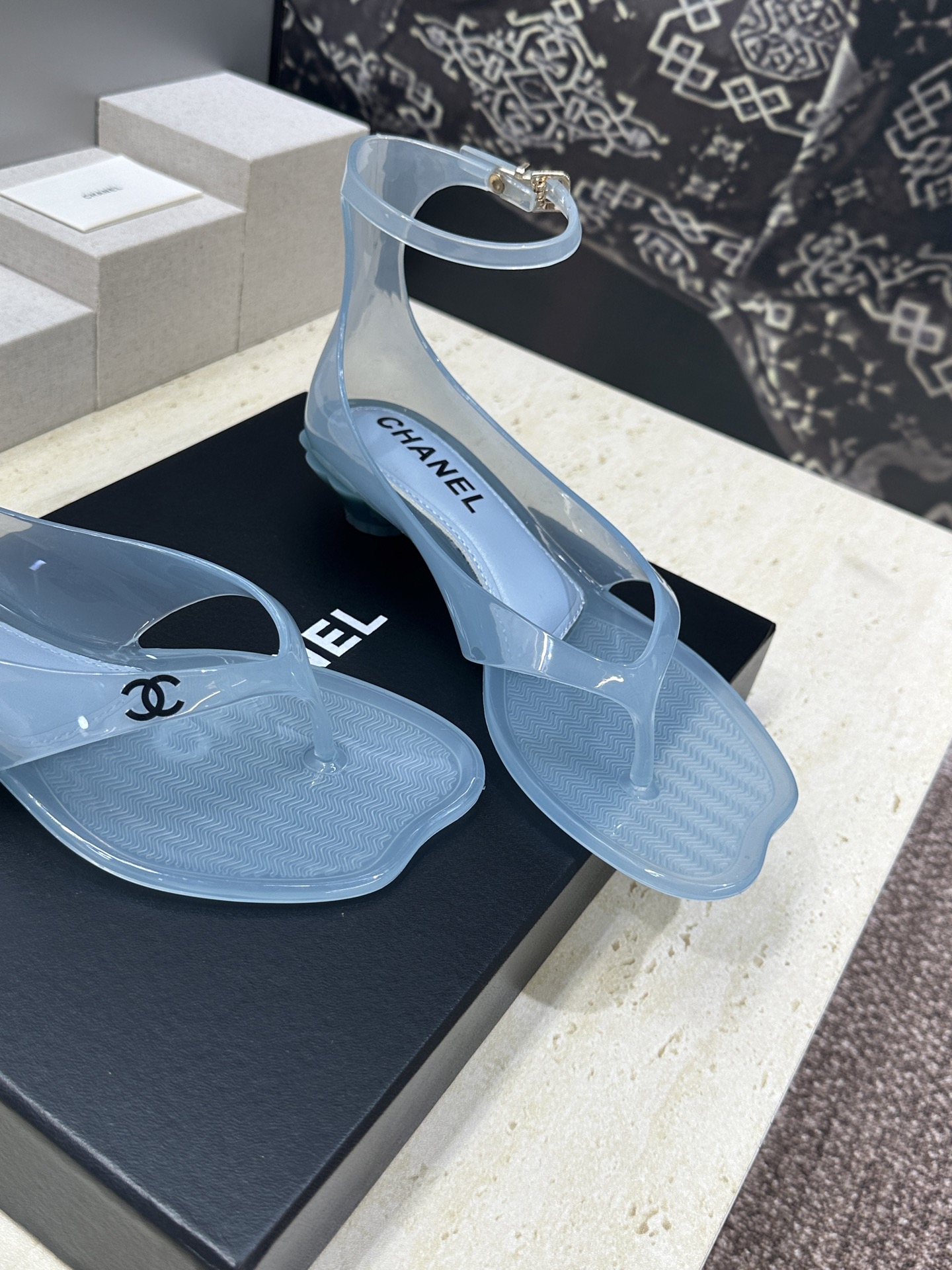 CHANEL 香奈儿 2026春夏平底休闲沙滩女鞋  小香双C字母logo低跟圆头果冻色夹趾人字拖后包凉