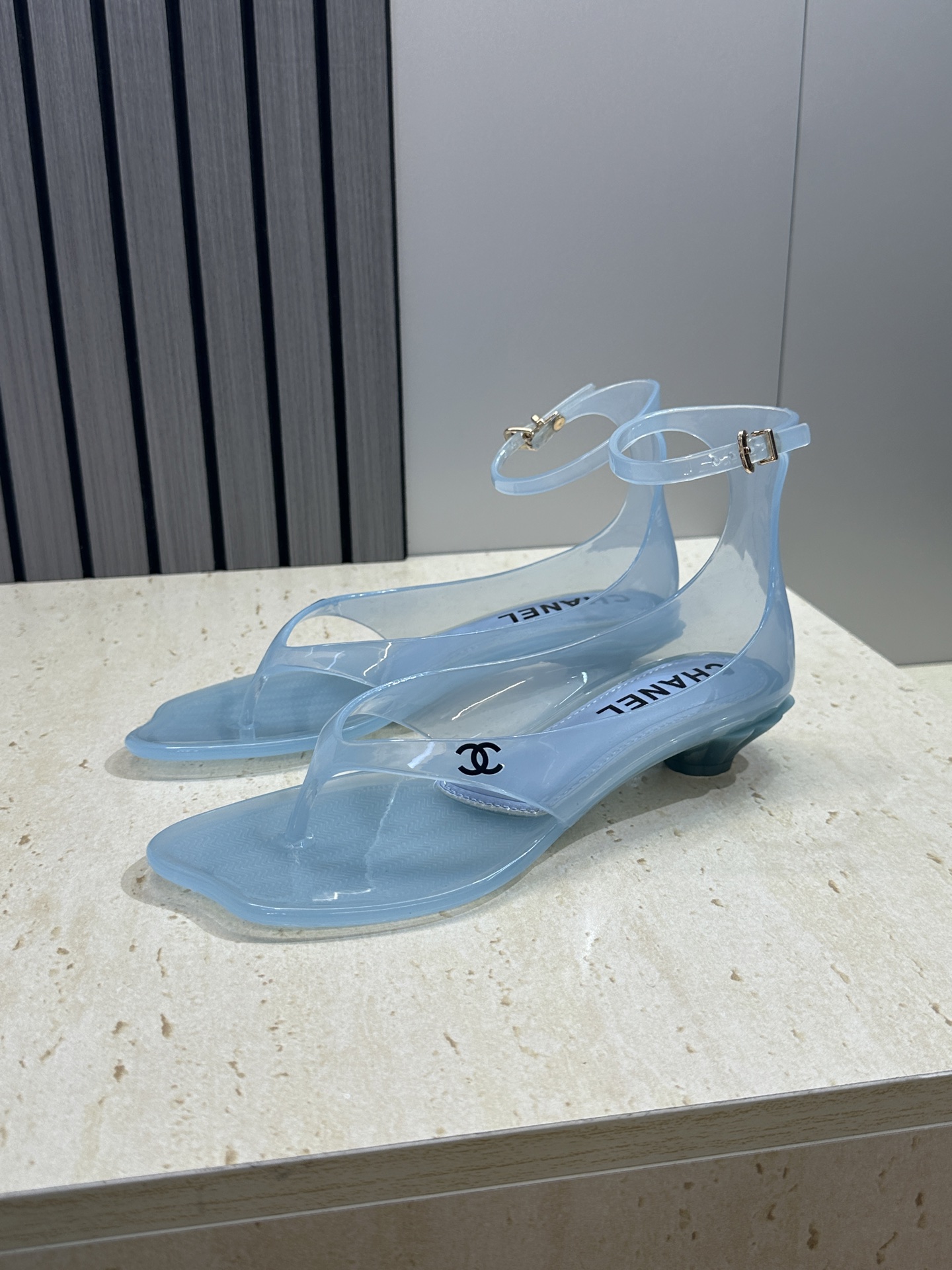 CHANEL 香奈儿 2026春夏平底休闲沙滩女鞋  小香双C字母logo低跟圆头果冻色夹趾人字拖后包凉