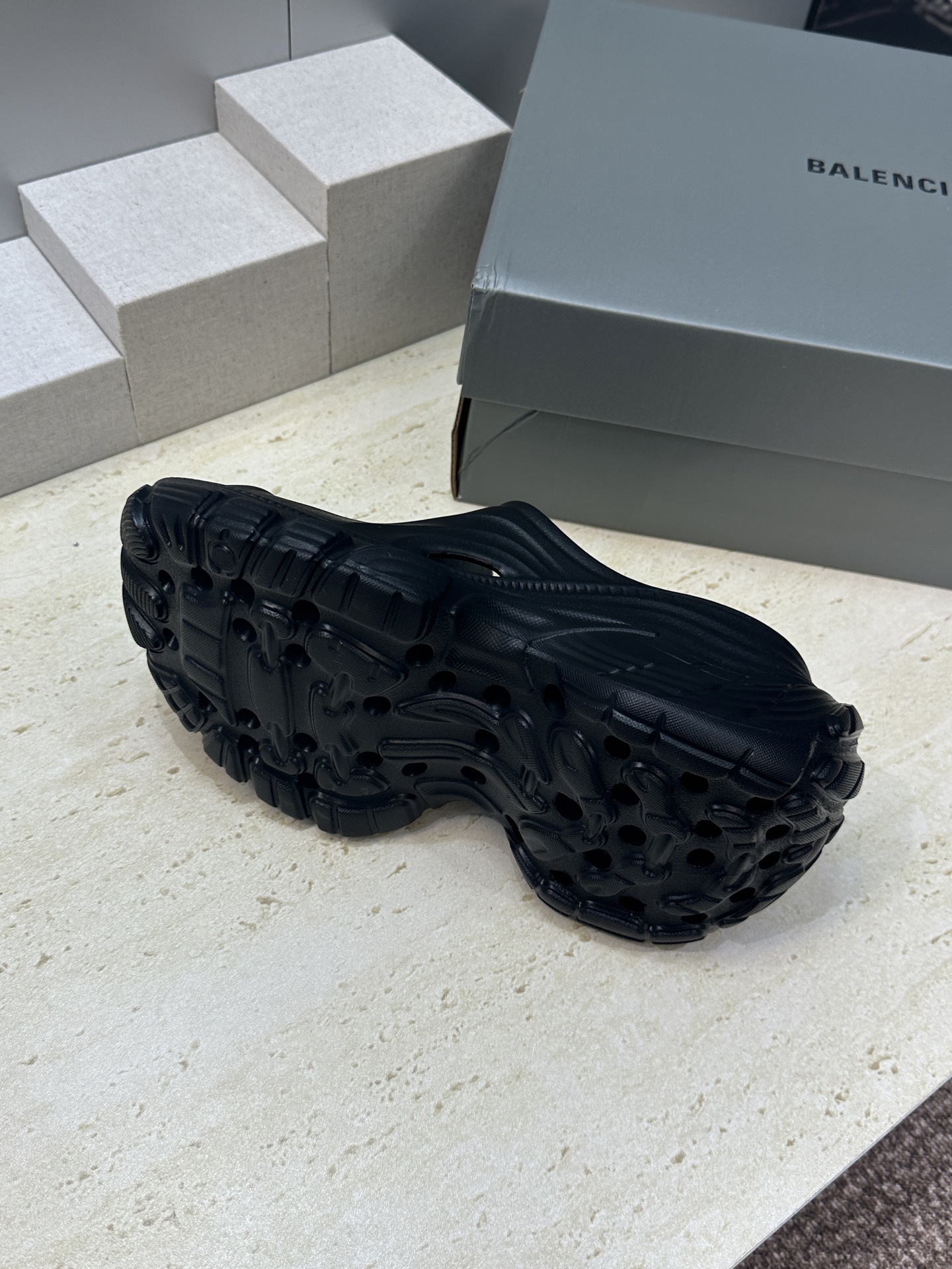 Balenciaga 2026春夏新款休闲沙滩女鞋  巴黎世家字母logo五金扣厚底圆头露趾凉拖鞋底厚: