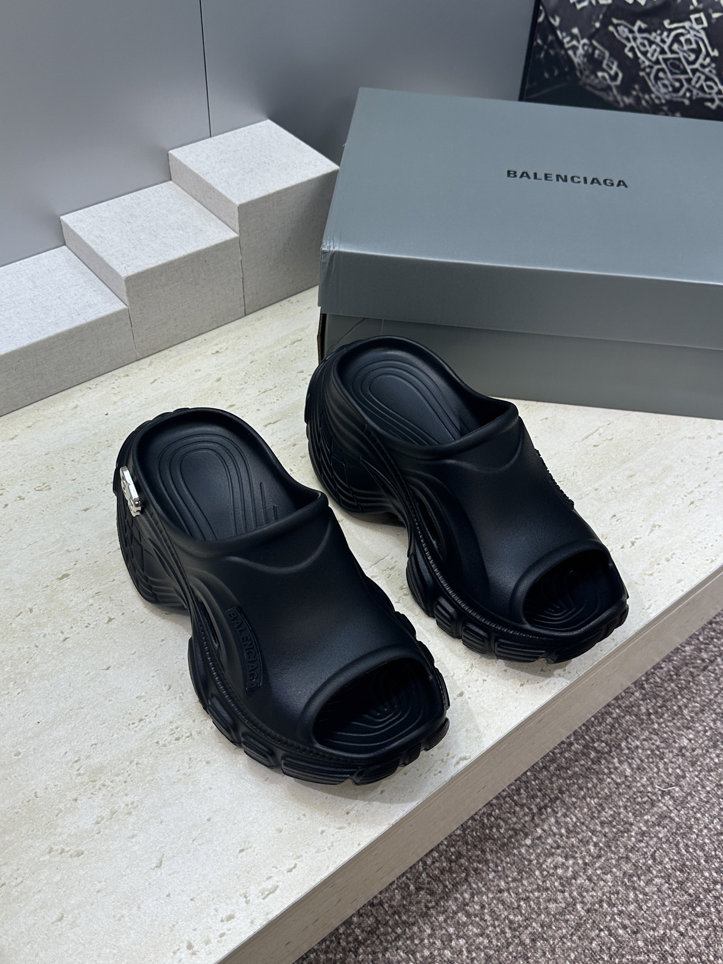 Balenciaga 2026春夏新款休闲沙滩女鞋  巴黎世家字母logo五金扣厚底圆头露趾凉拖鞋底厚: