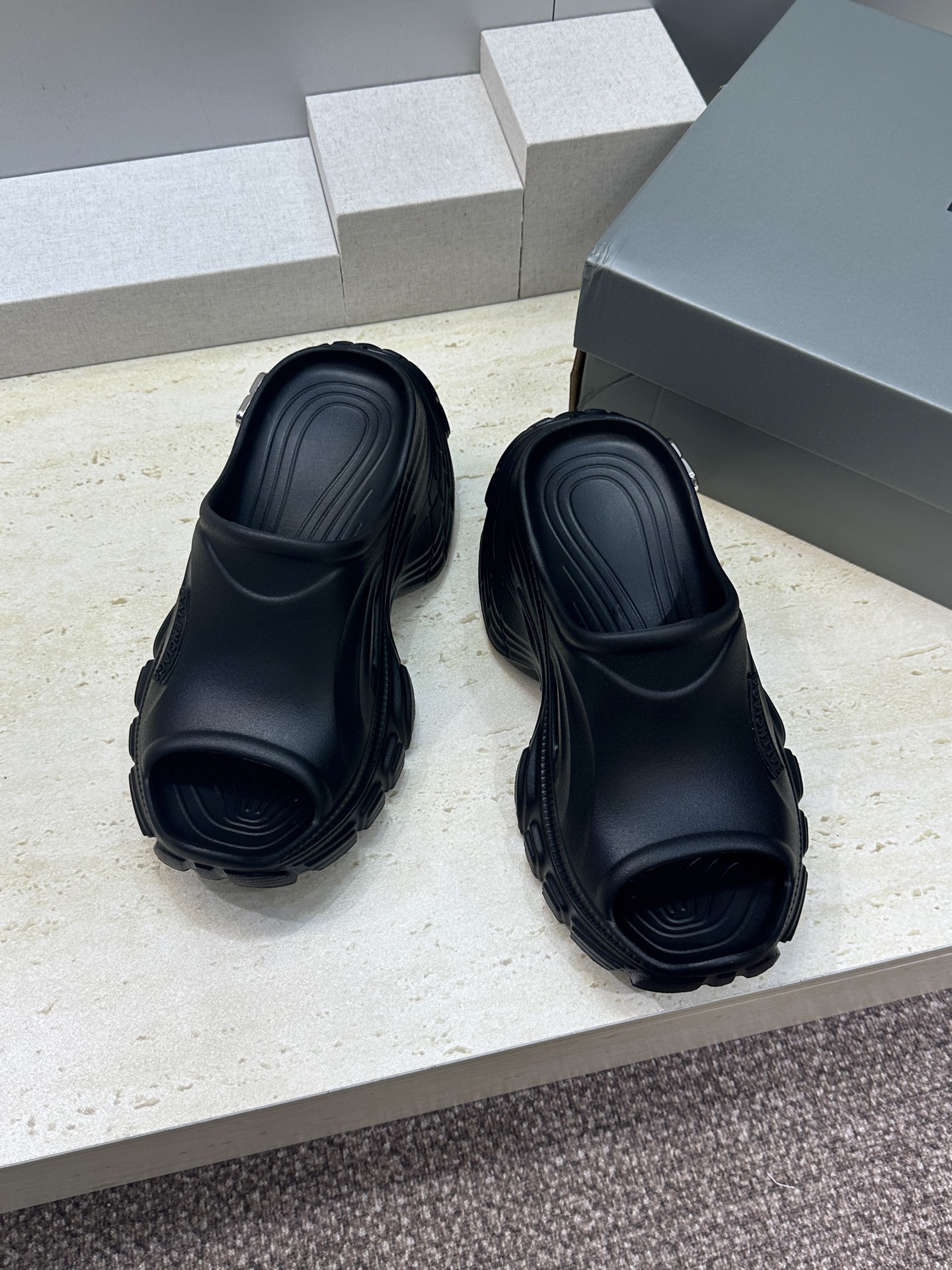 Balenciaga 2026春夏新款休闲沙滩女鞋  巴黎世家字母logo五金扣厚底圆头露趾凉拖鞋底厚: