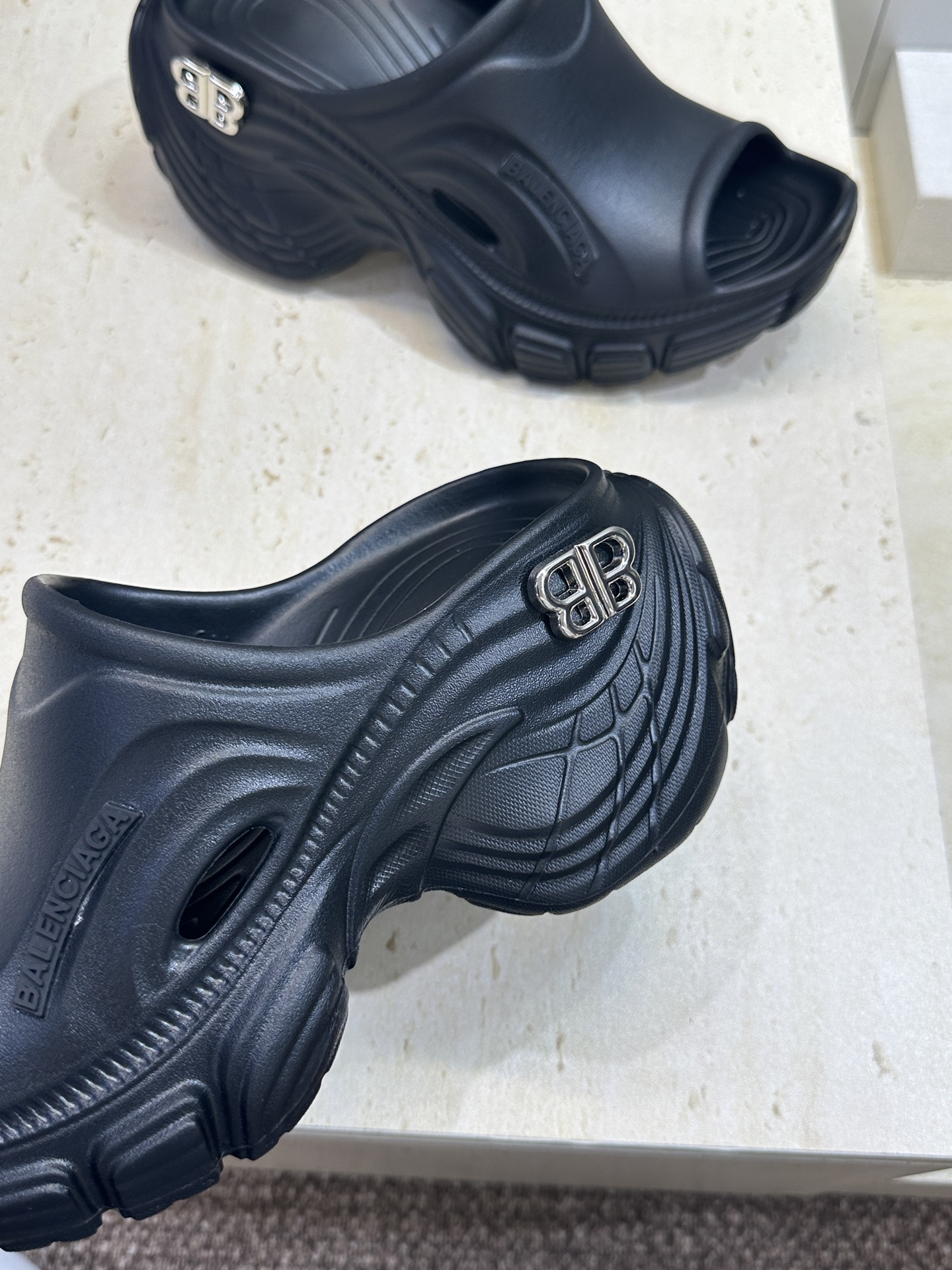 Balenciaga 2026春夏新款休闲沙滩女鞋  巴黎世家字母logo五金扣厚底圆头露趾凉拖鞋底厚: