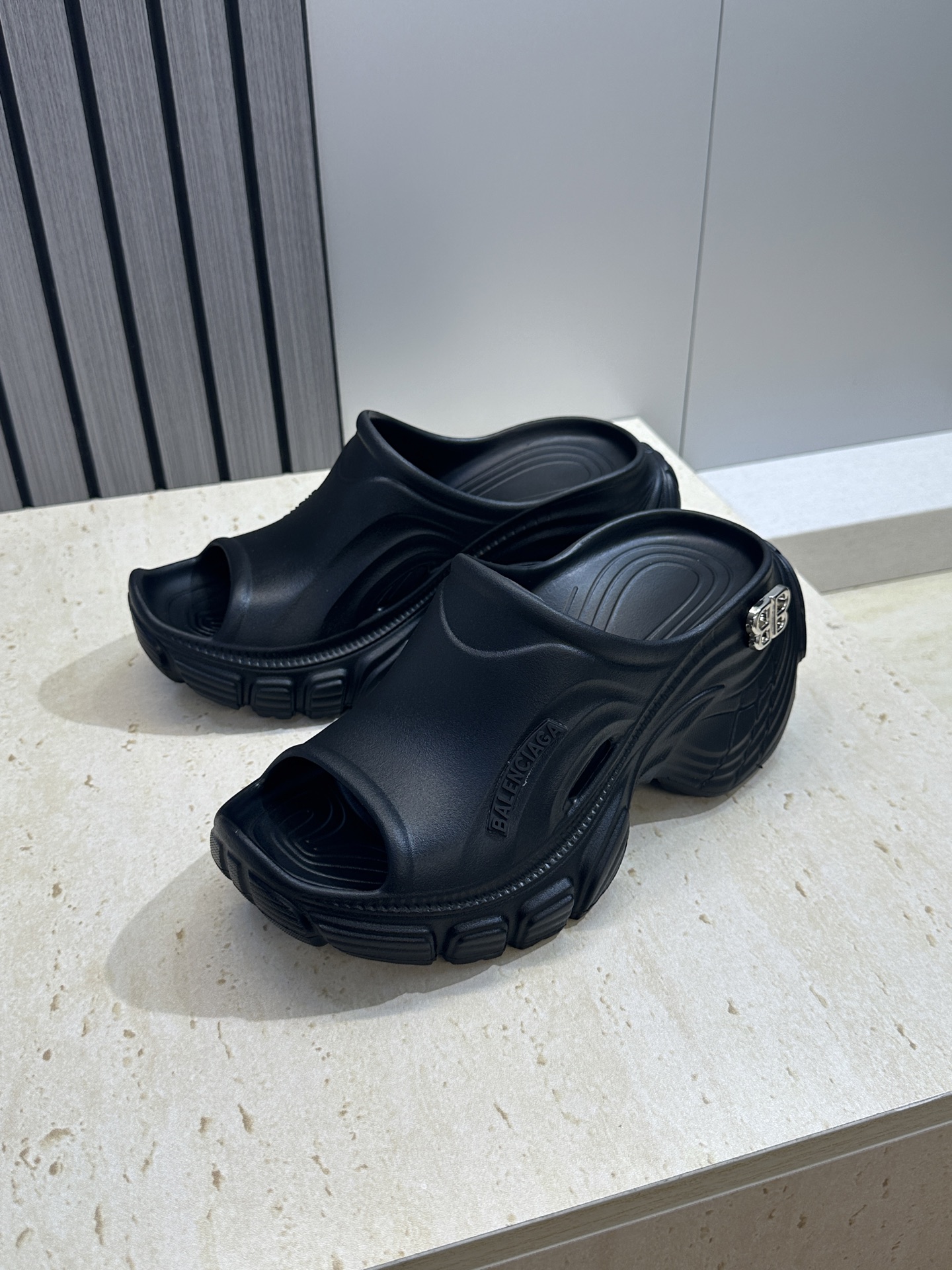 Balenciaga 2026春夏新款休闲沙滩女鞋  巴黎世家字母logo五金扣厚底圆头露趾凉拖鞋底厚: