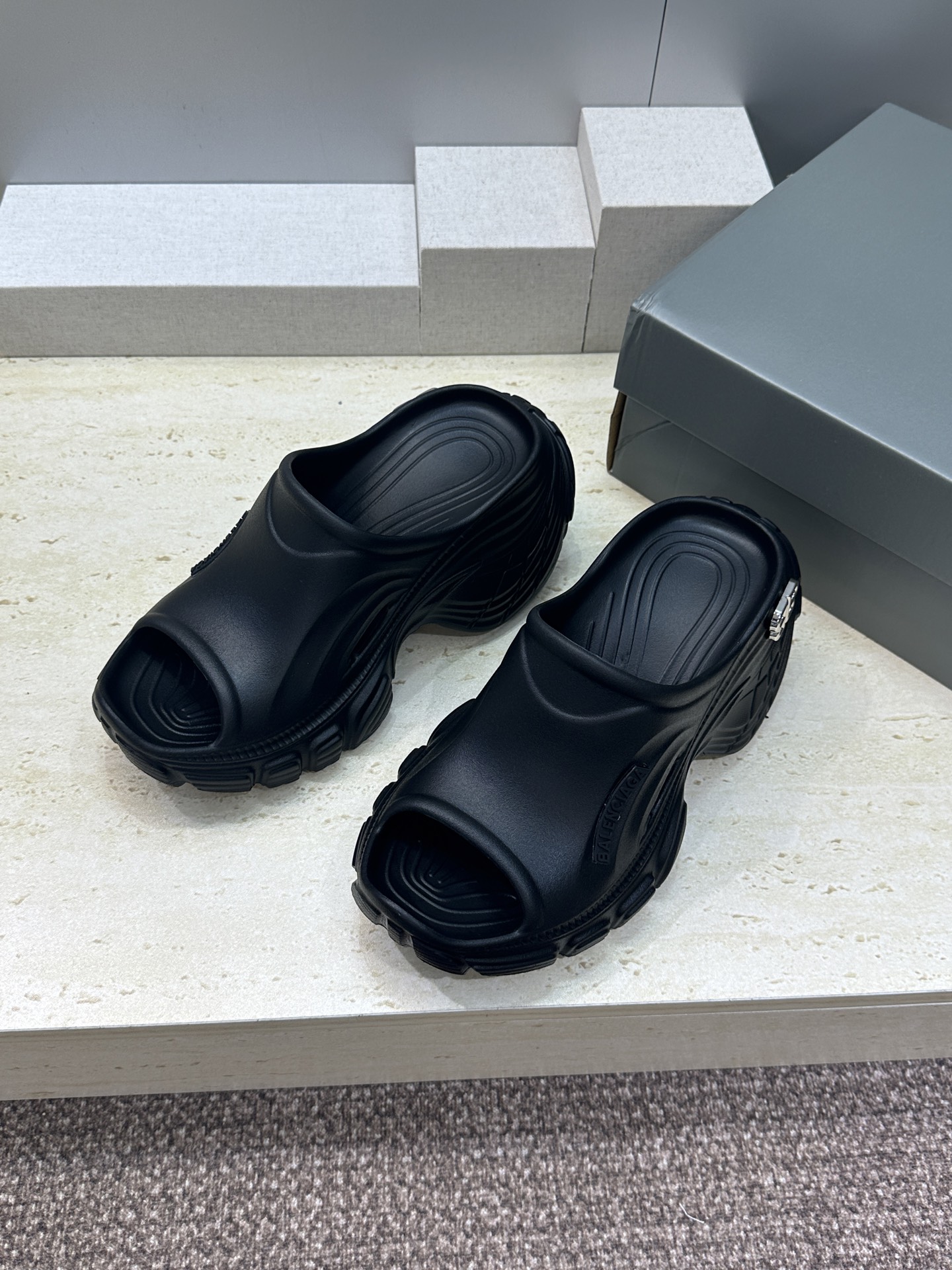 Balenciaga 2026春夏新款休闲沙滩女鞋  巴黎世家字母logo五金扣厚底圆头露趾凉拖鞋底厚: