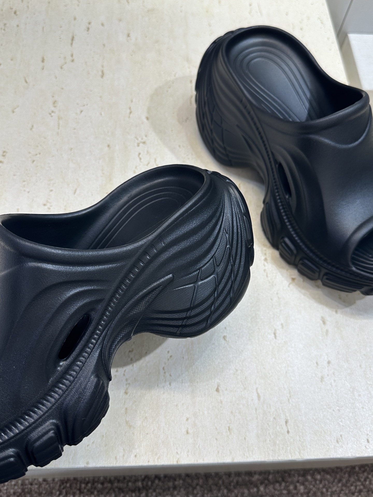 Balenciaga 2026春夏新款休闲沙滩女鞋  巴黎世家字母logo五金扣厚底圆头露趾凉拖鞋底厚: