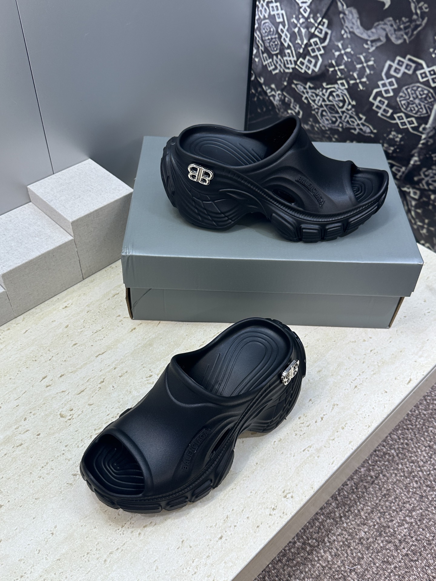 Balenciaga 2026春夏新款休闲沙滩女鞋  巴黎世家字母logo五金扣厚底圆头露趾凉拖鞋底厚: