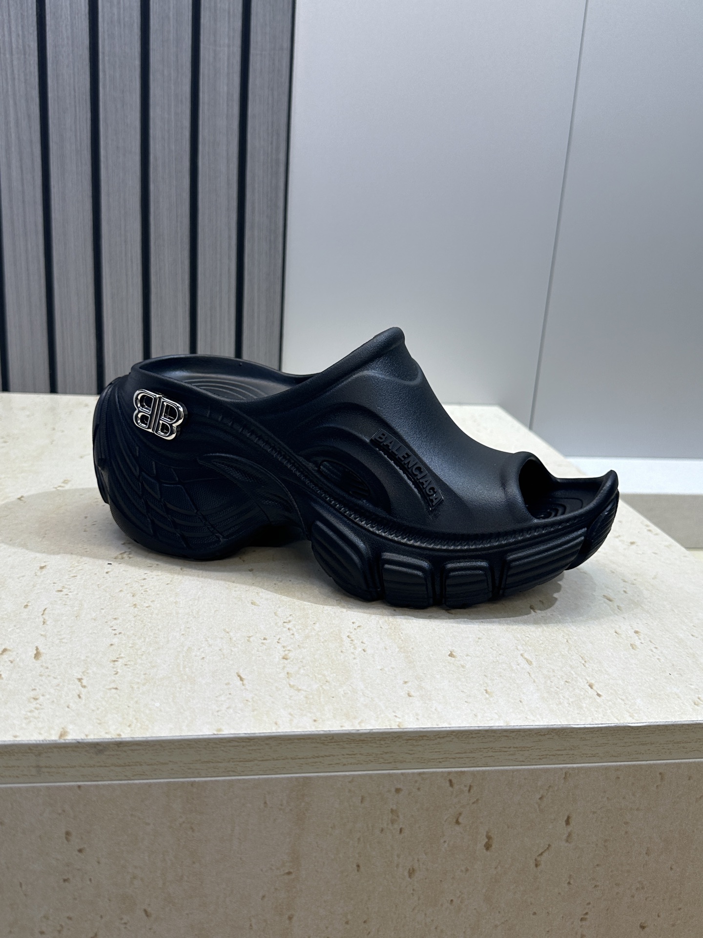 Balenciaga 2026春夏新款休闲沙滩女鞋  巴黎世家字母logo五金扣厚底圆头露趾凉拖鞋底厚: