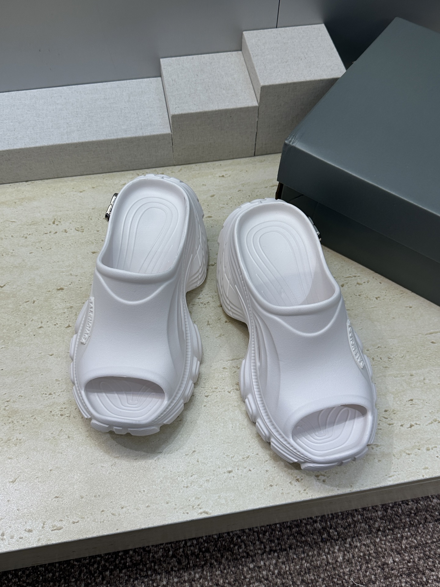 Balenciaga 2026春夏新款休闲沙滩女鞋  巴黎世家字母logo五金扣厚底圆头露趾凉拖鞋底厚: