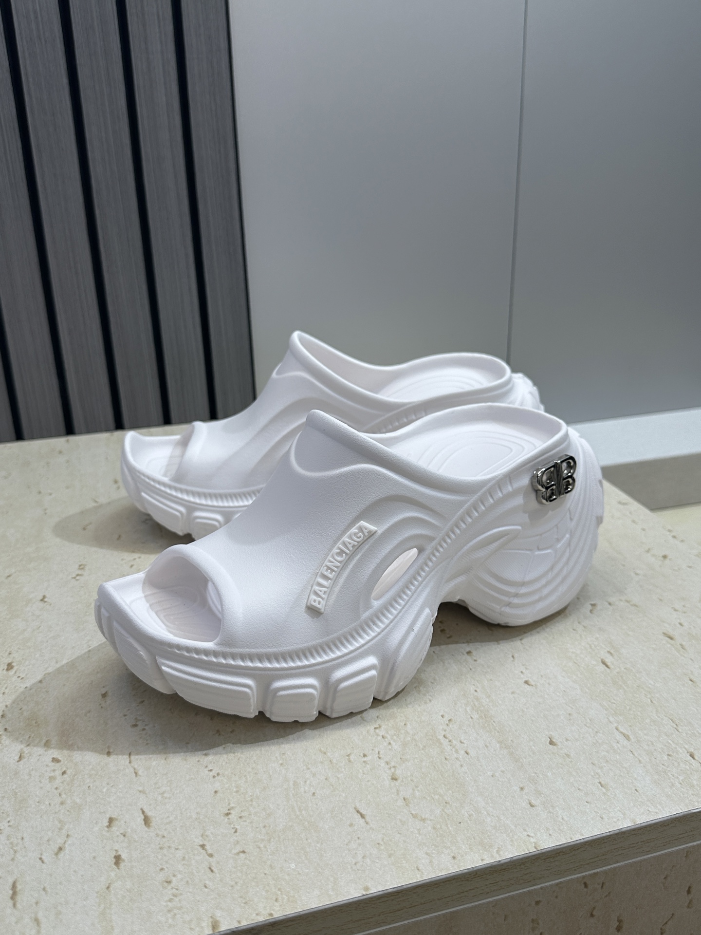Balenciaga 2026春夏新款休闲沙滩女鞋  巴黎世家字母logo五金扣厚底圆头露趾凉拖鞋底厚: